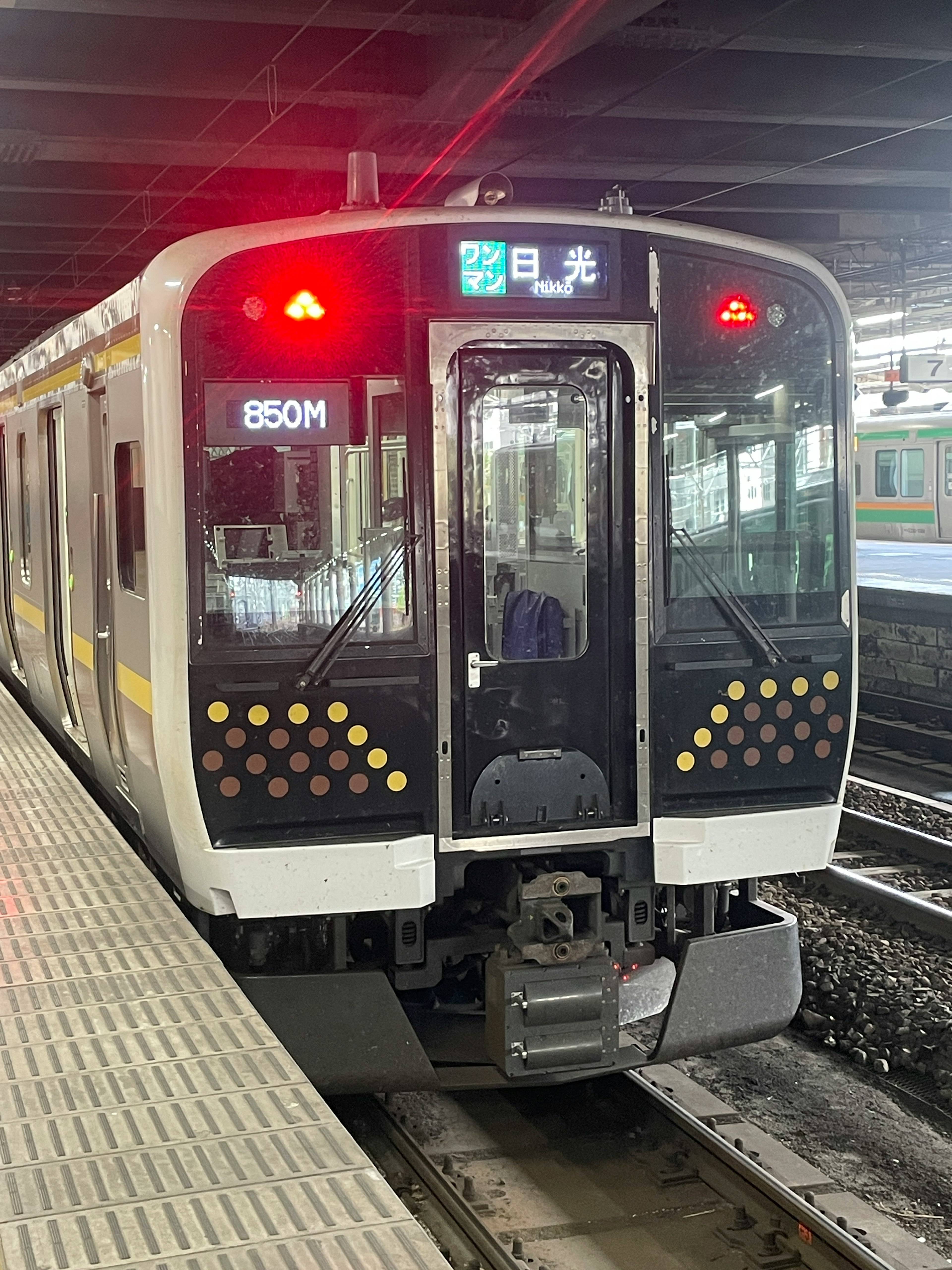 Treno in stazione con il numero 850M visualizzato