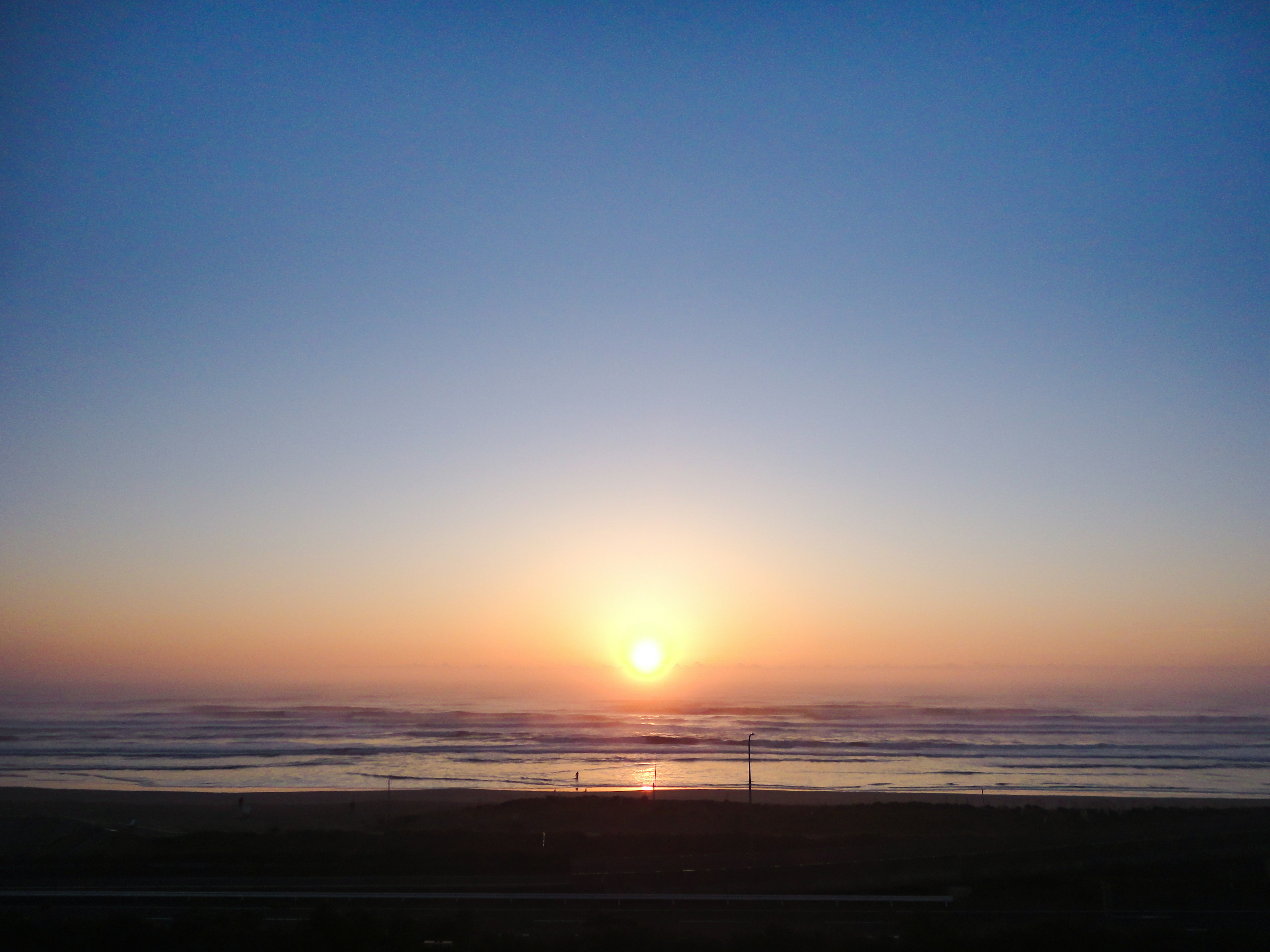 Ein wunderschöner Sonnenaufgang, der sich im Ozean spiegelt