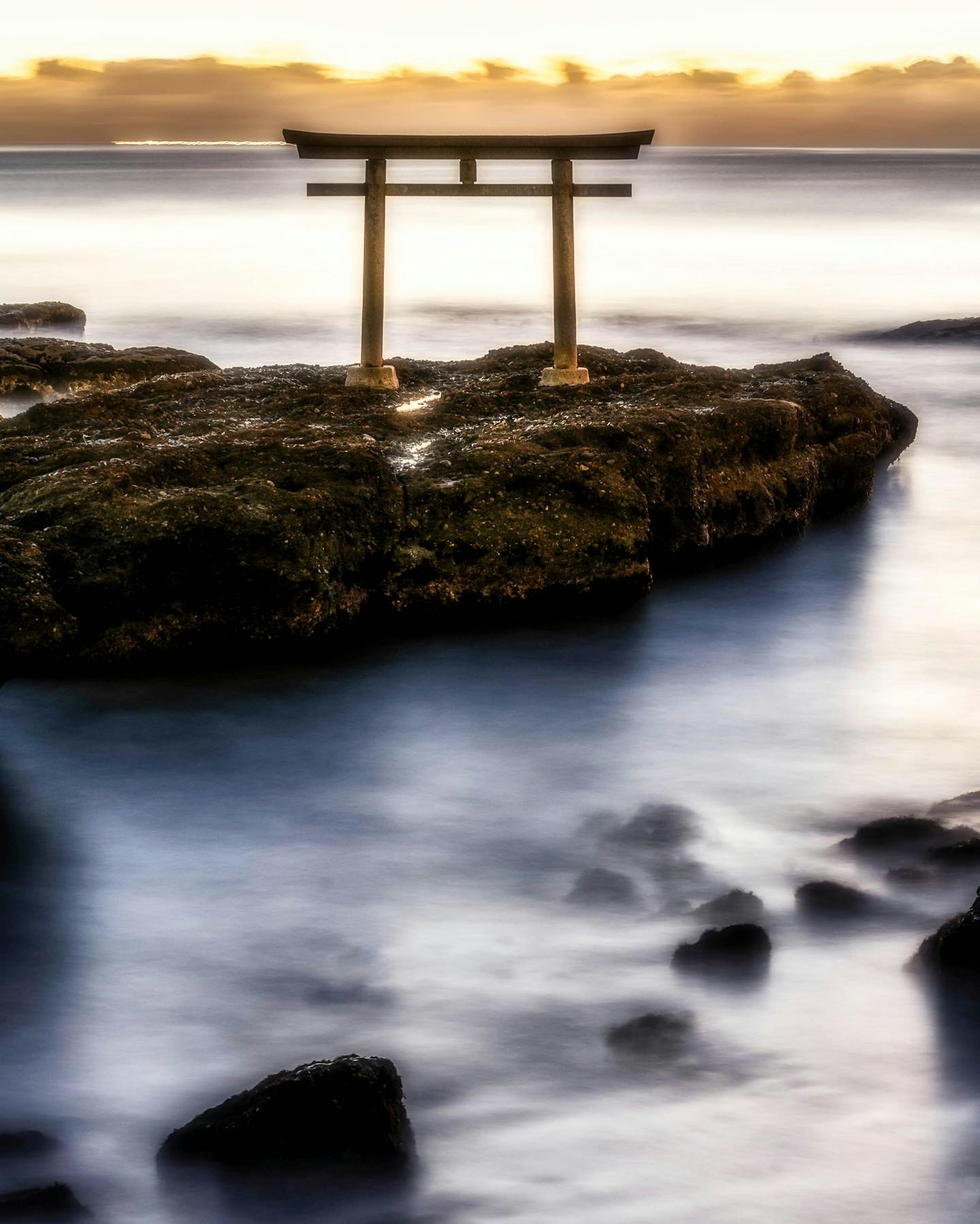 海の上の鳥居と岩の風景