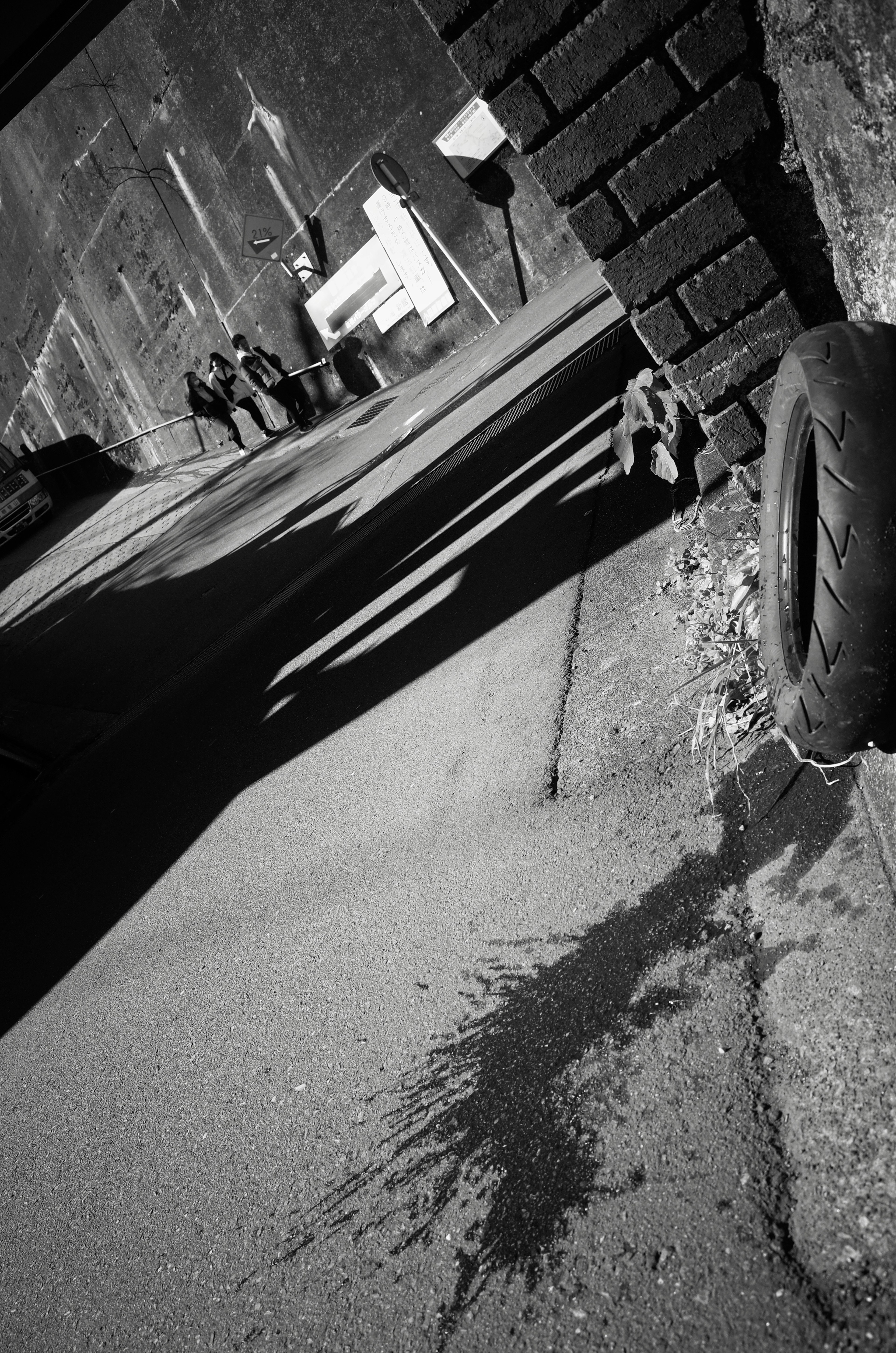 Schwarz-weiß Gasse mit einem Reifen und Schatten