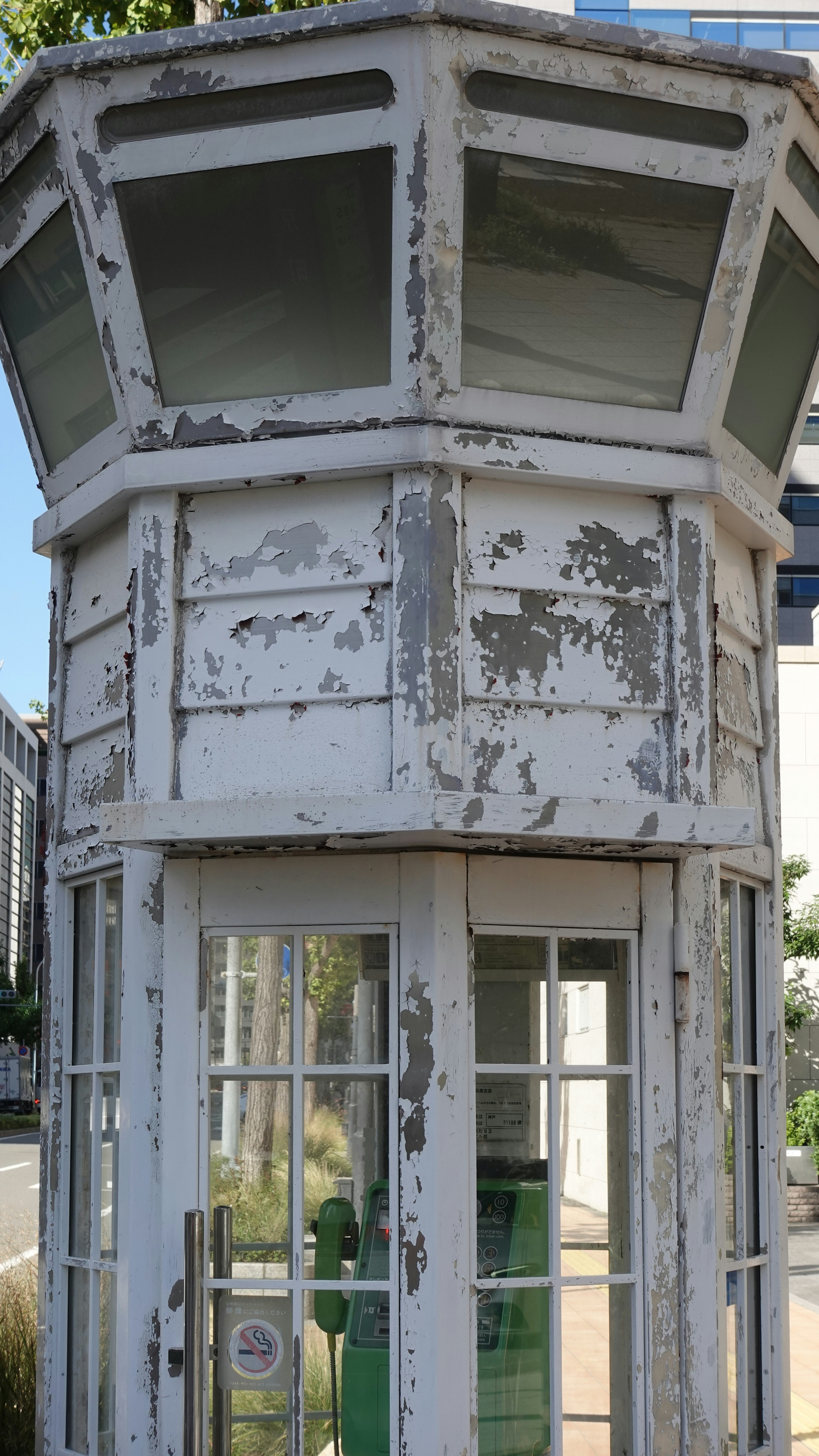 Ancien cabines téléphoniques blanches avec de la peinture écaillée