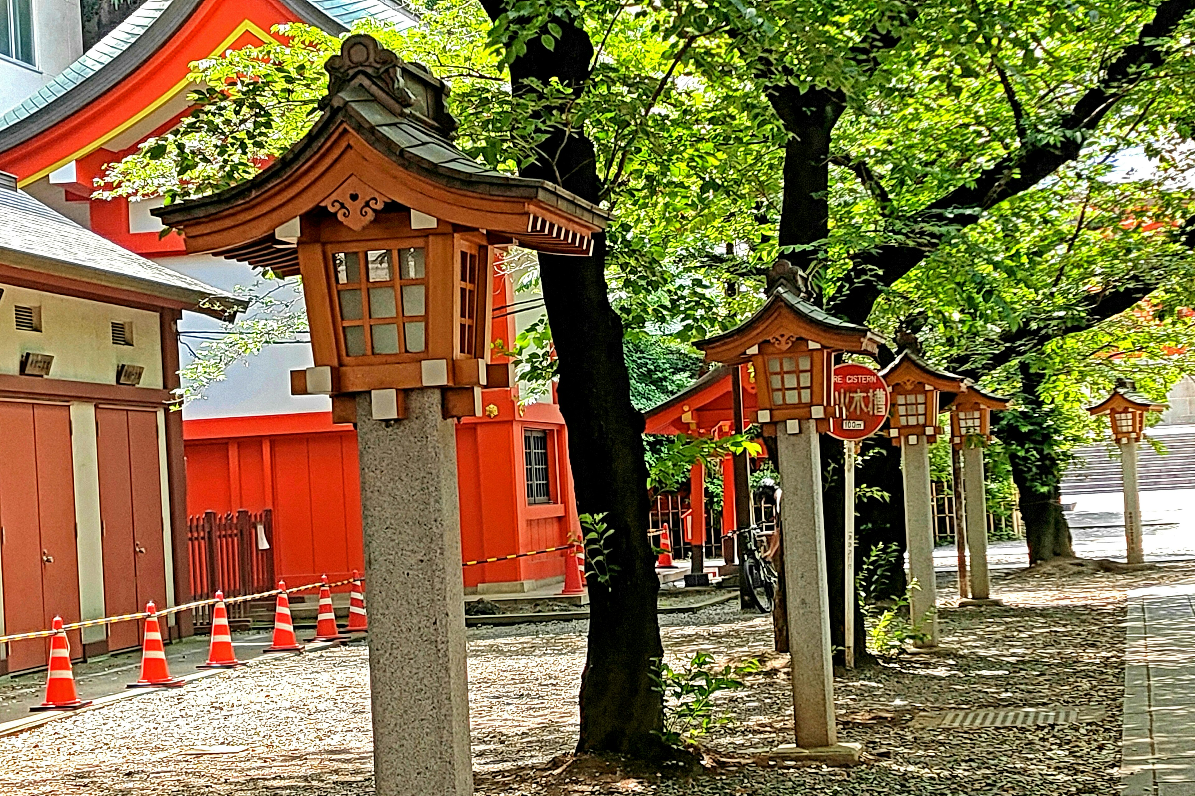 寧靜神社環境中的傳統燈籠排