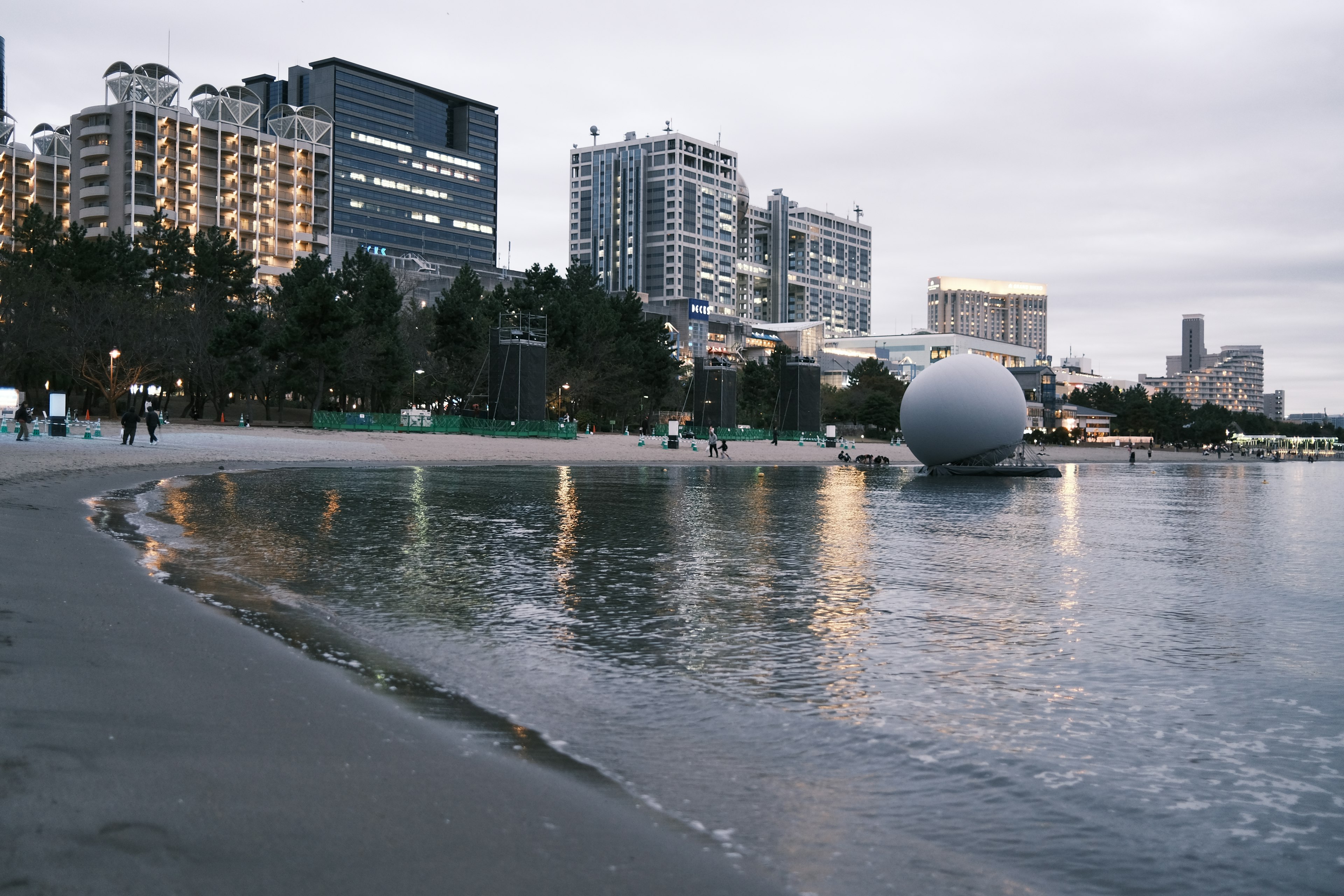 黃昏時的海岸景觀，城市天際線和球形雕塑