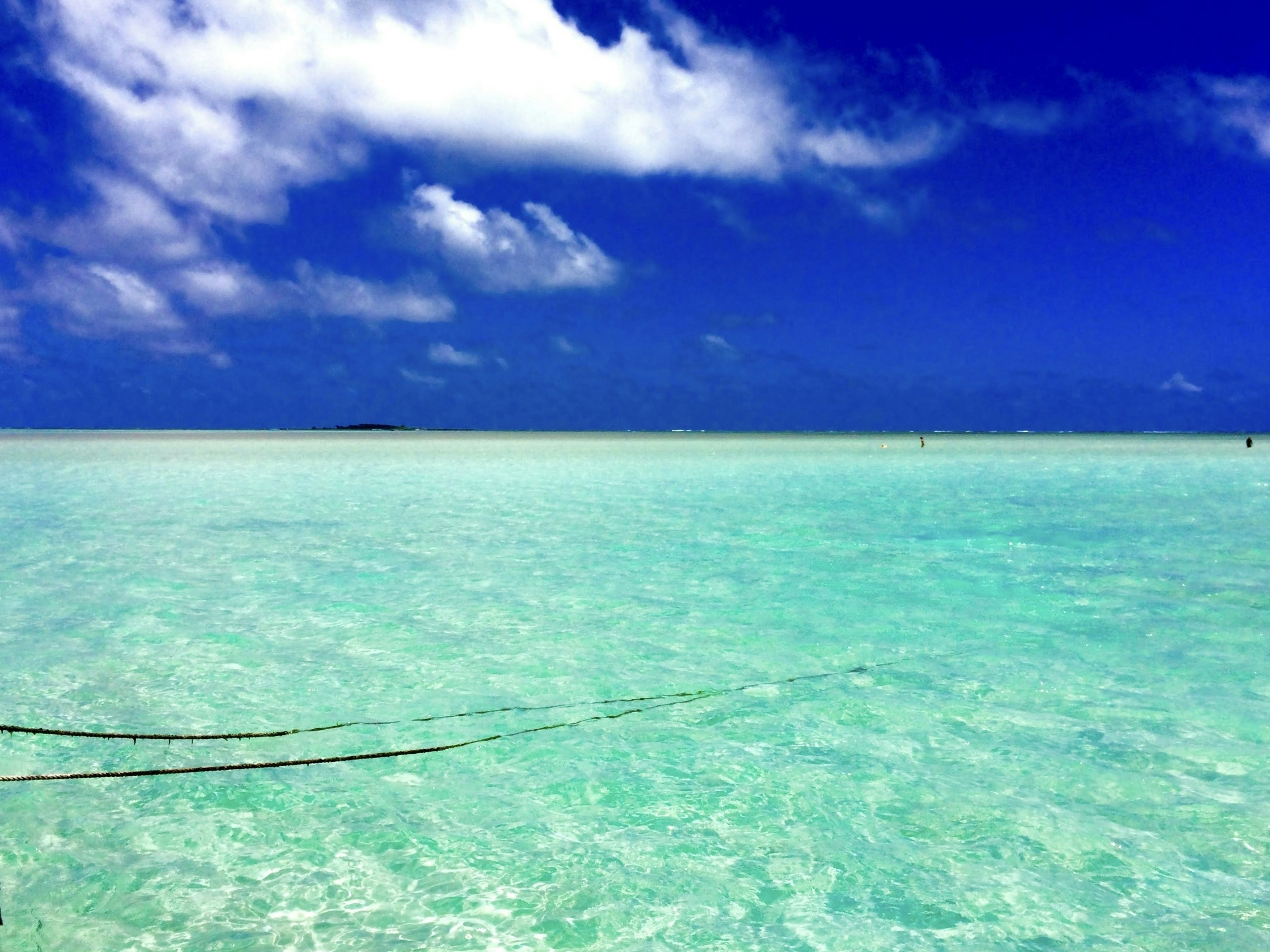 Eau turquoise claire sous un ciel bleu vif