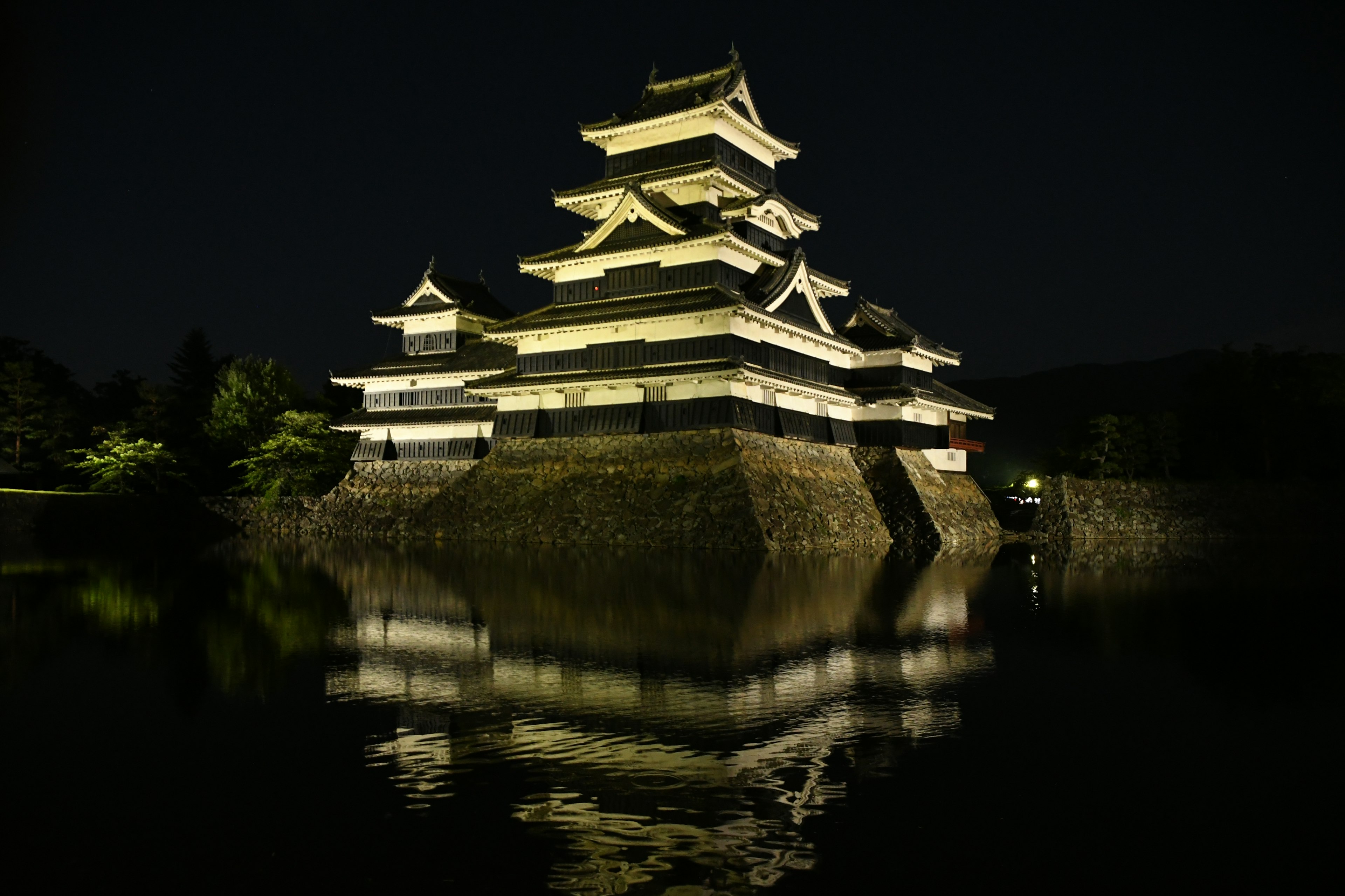 Belle réflexion du château de Matsumoto illuminé la nuit