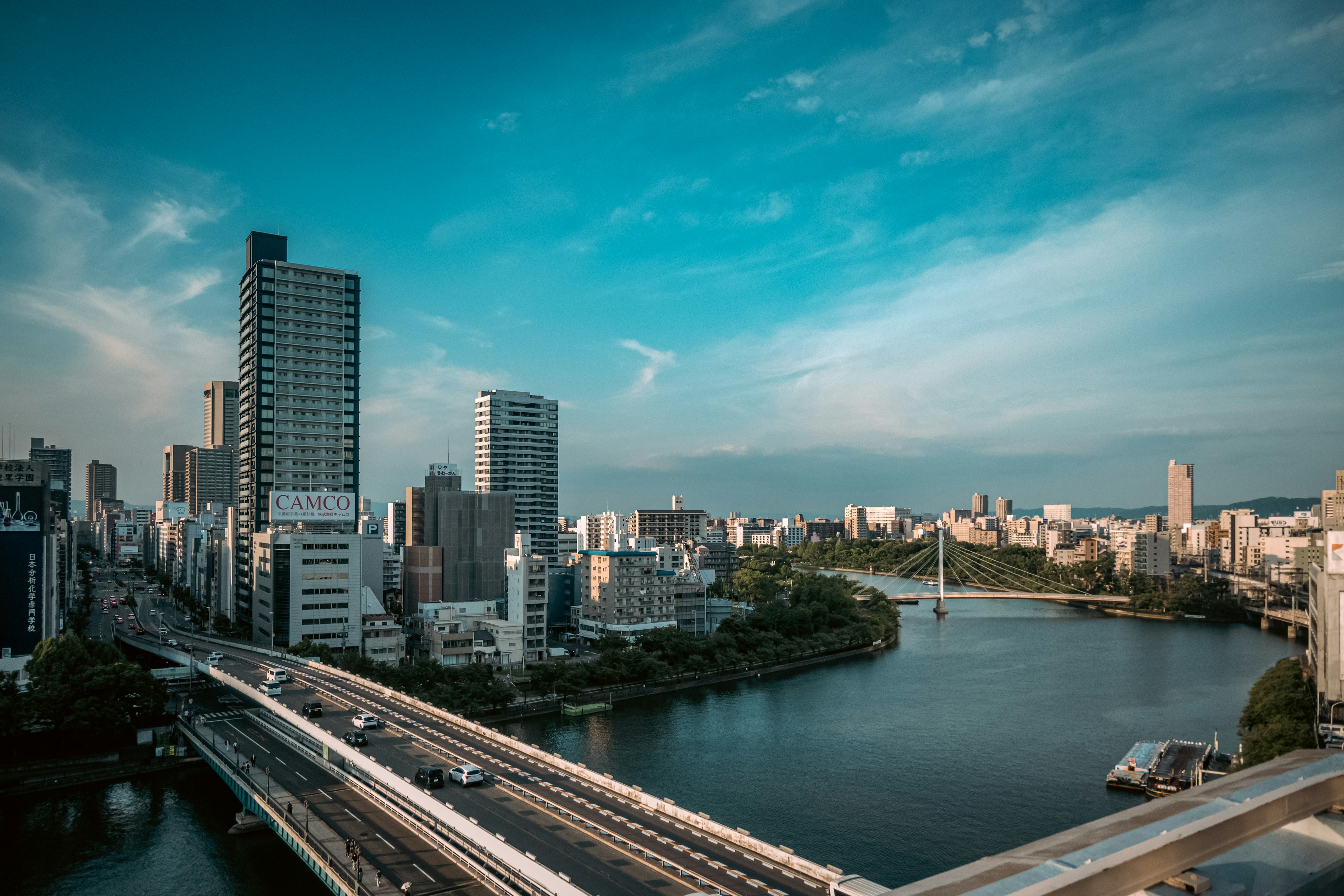 都市の川と高層ビルの風景青空の下で