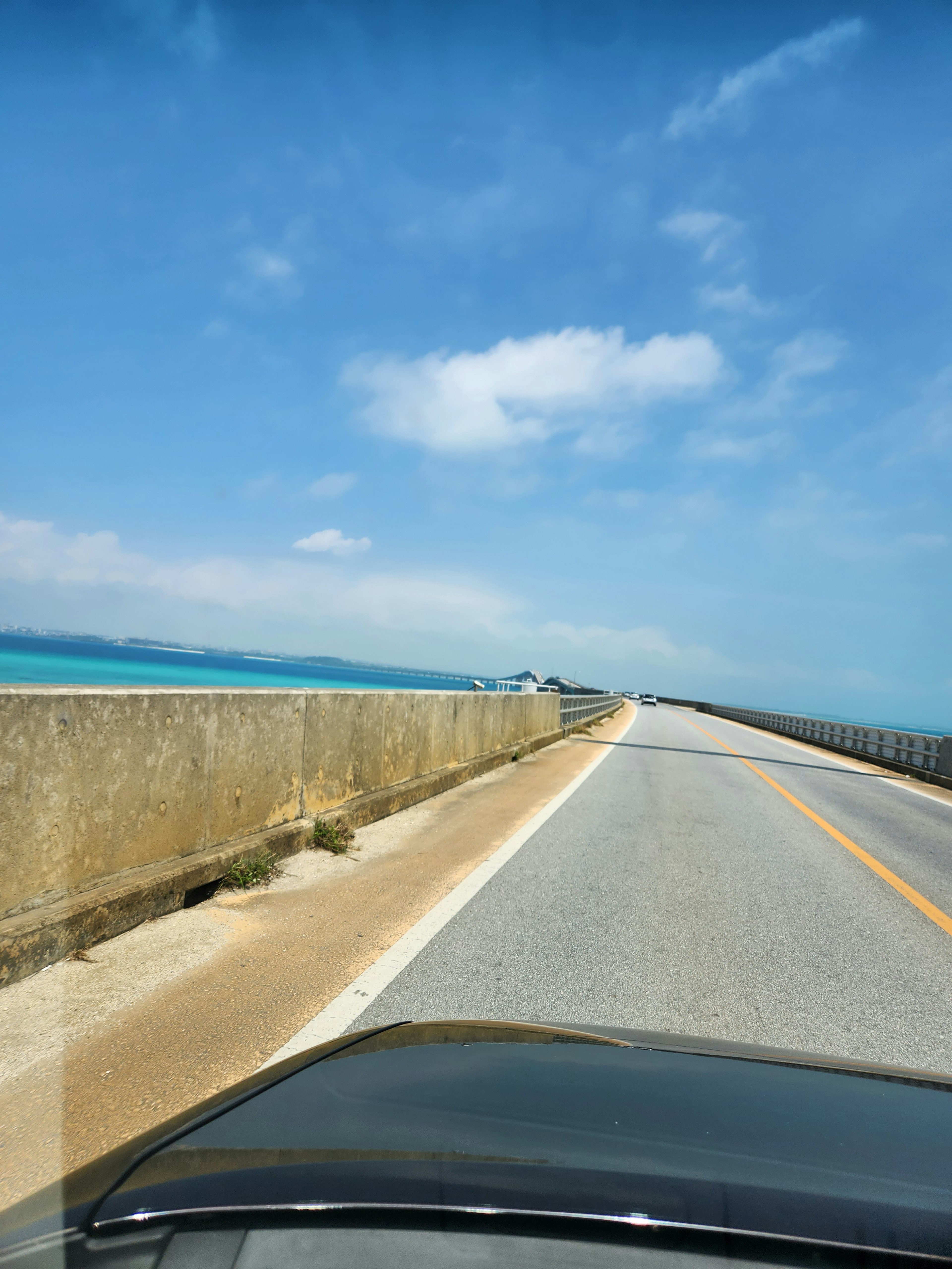 海邊公路的風景與藍天