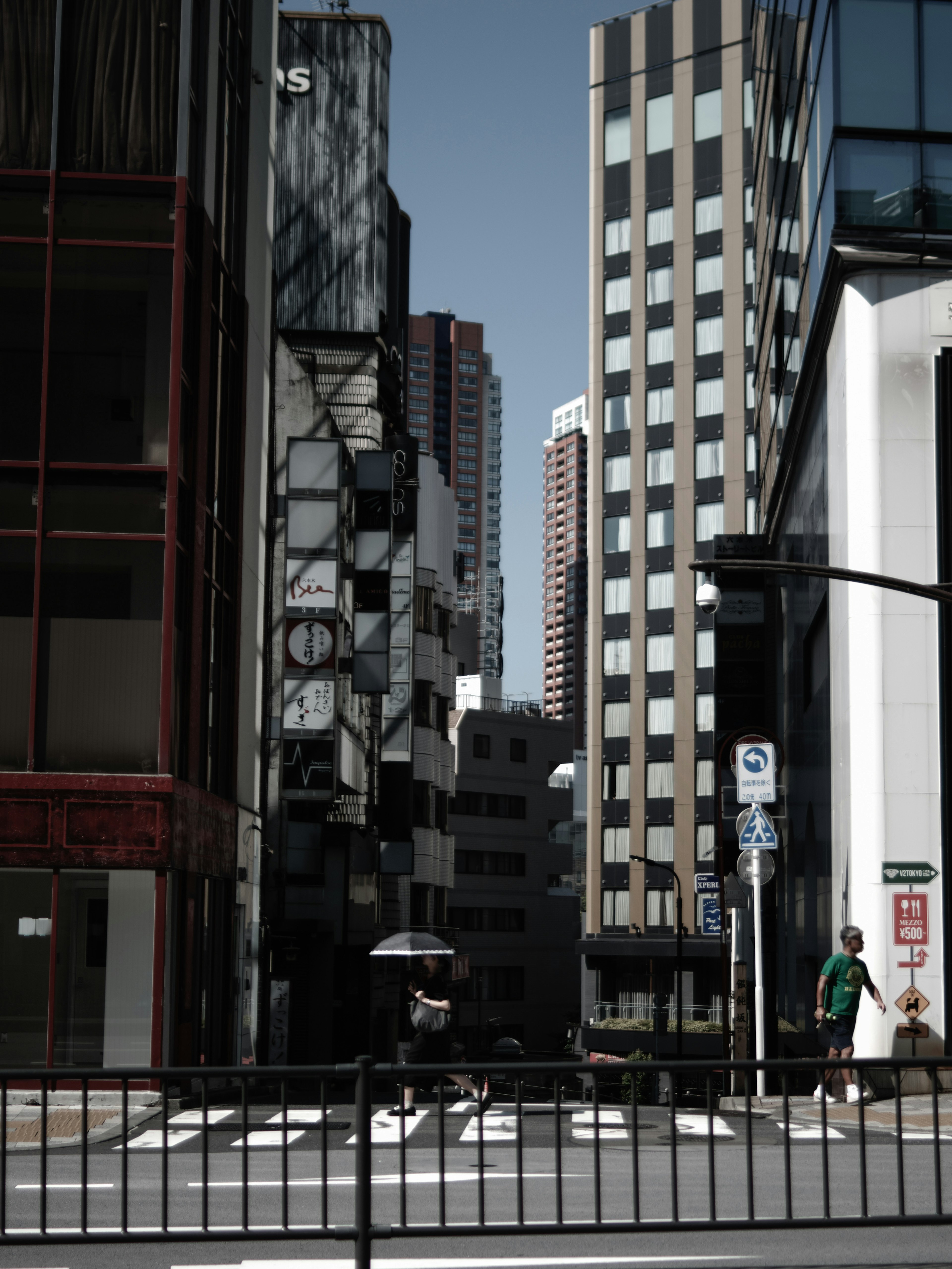 高層ビルが立ち並ぶ都市の風景で通行人が見える