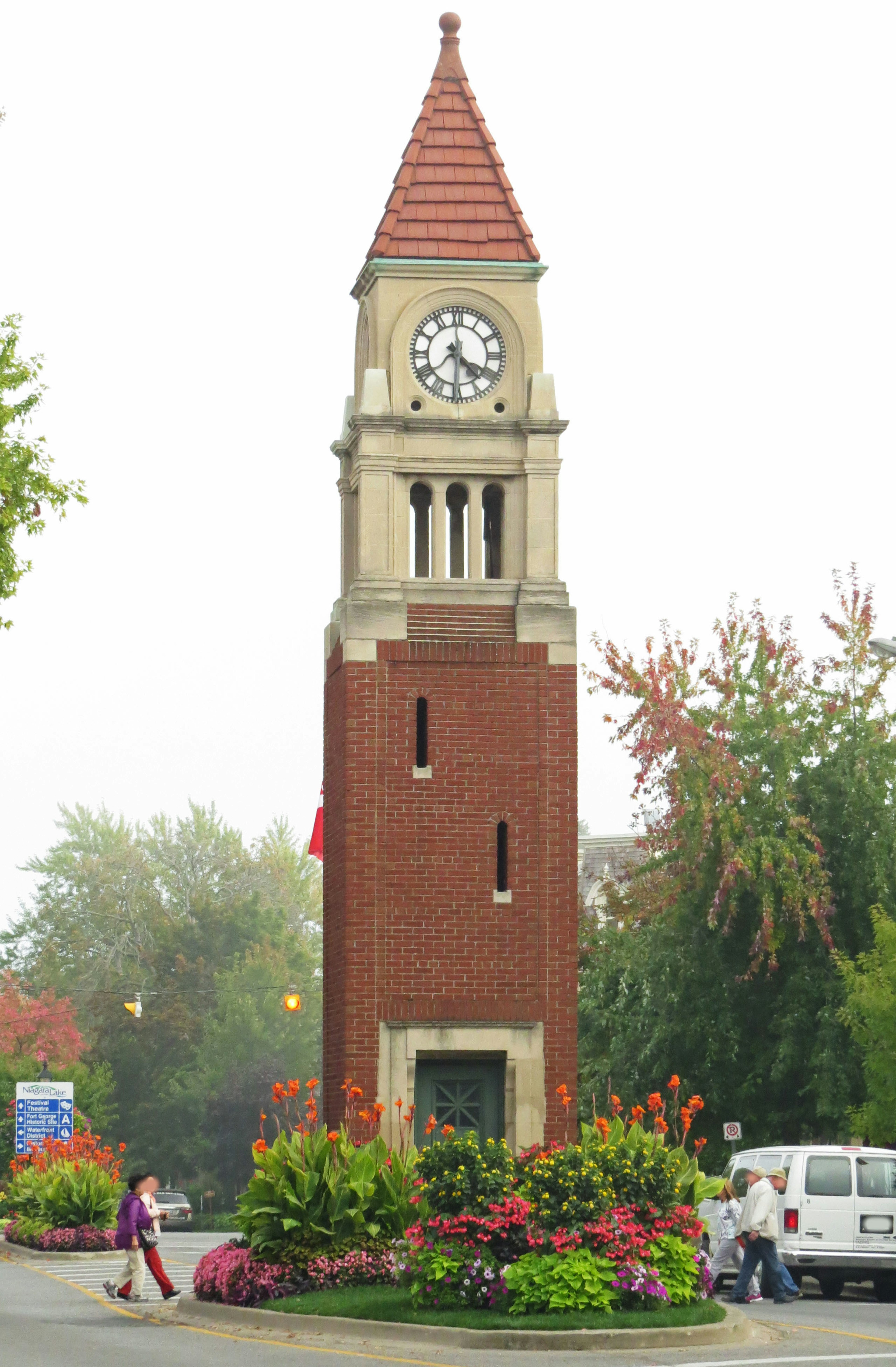 Torre del reloj rodeada de flores coloridas