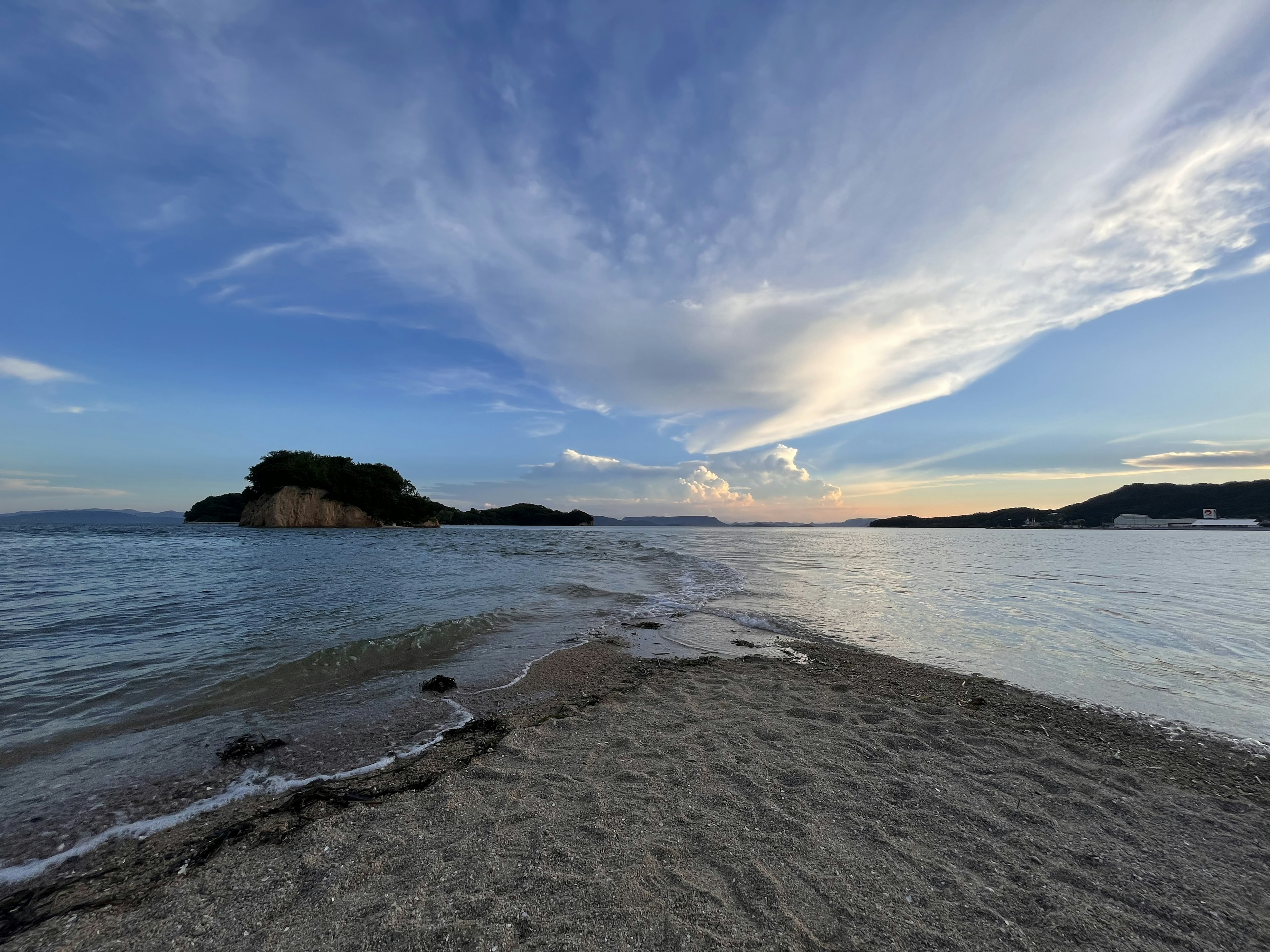 海岸风景蓝天白云小岛和平静的海浪