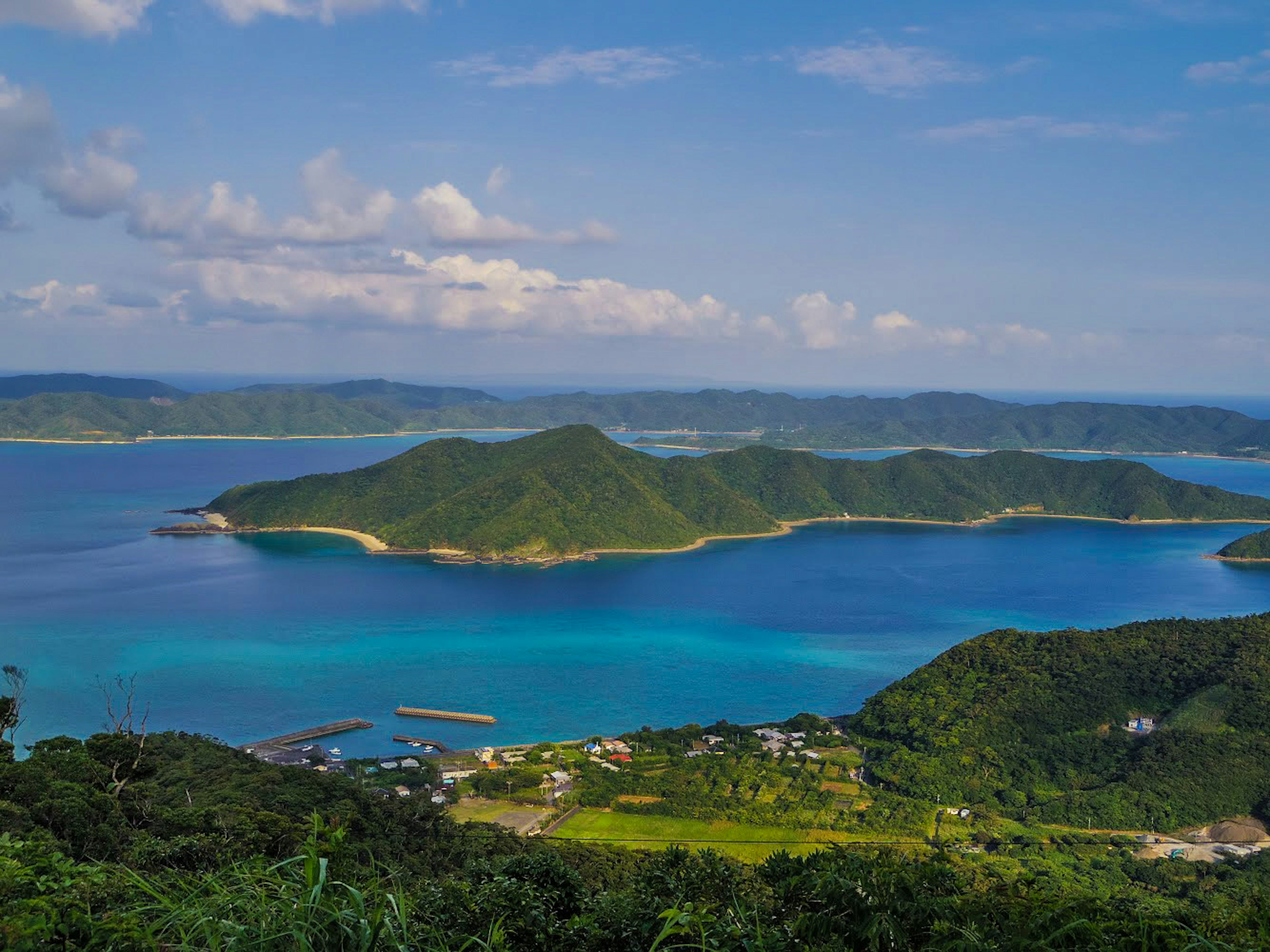 Paysage magnifique d'eaux bleues et d'îles vertes