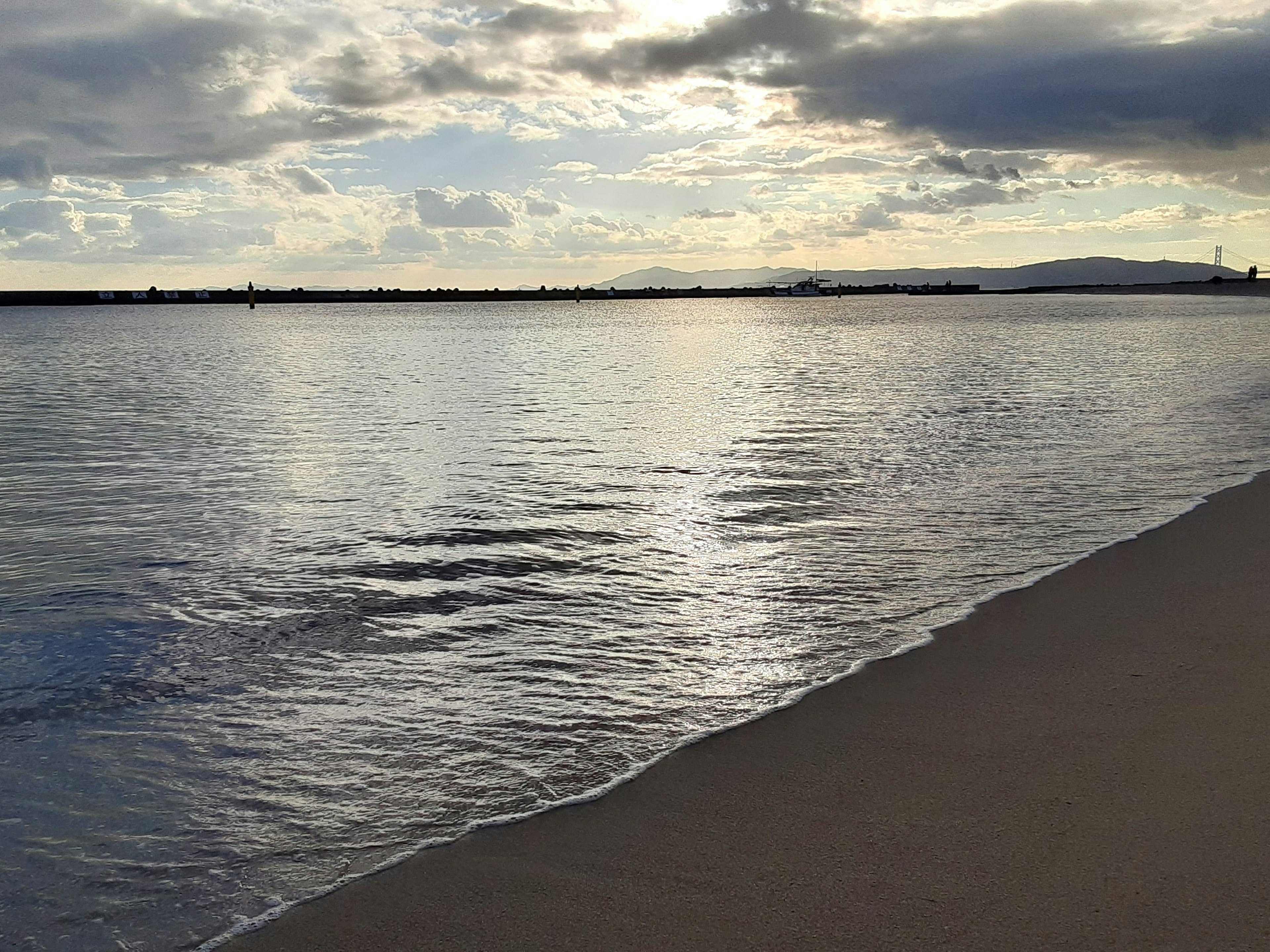 Mare calmo con cielo nuvoloso e onde leggere