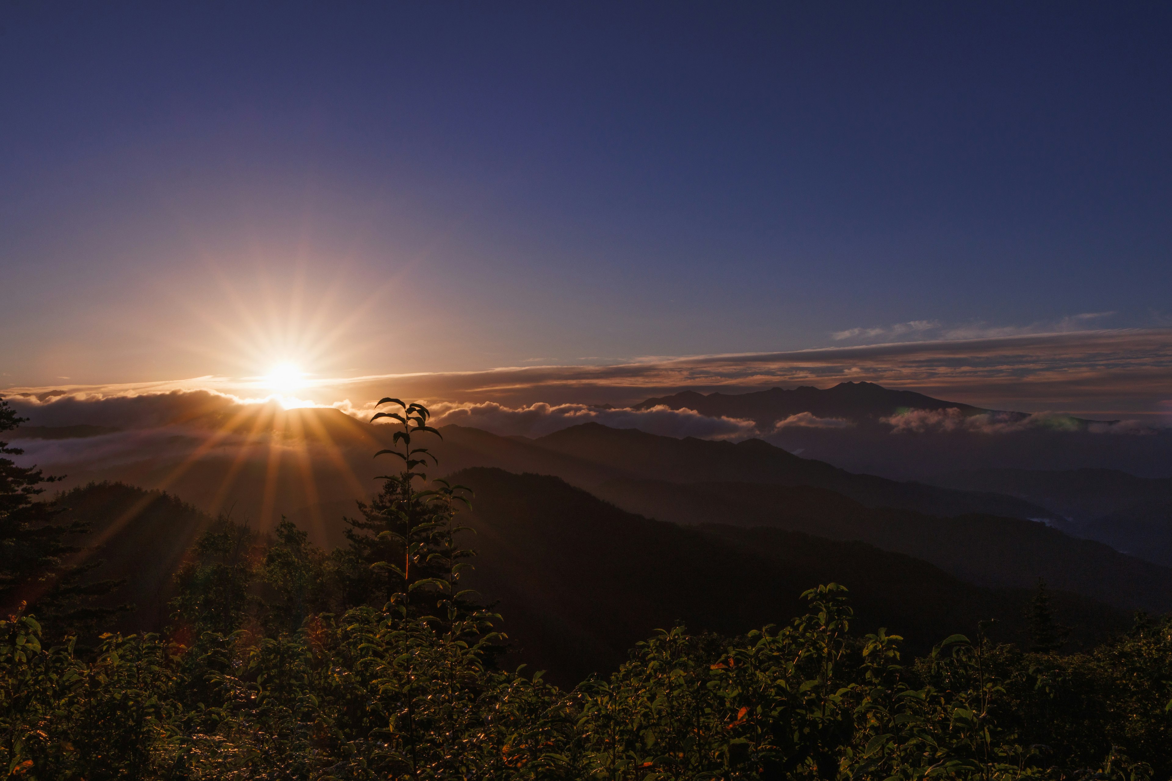 Schöne Landschaft mit Sonnenaufgang zwischen Bergen und Wolkenmeer