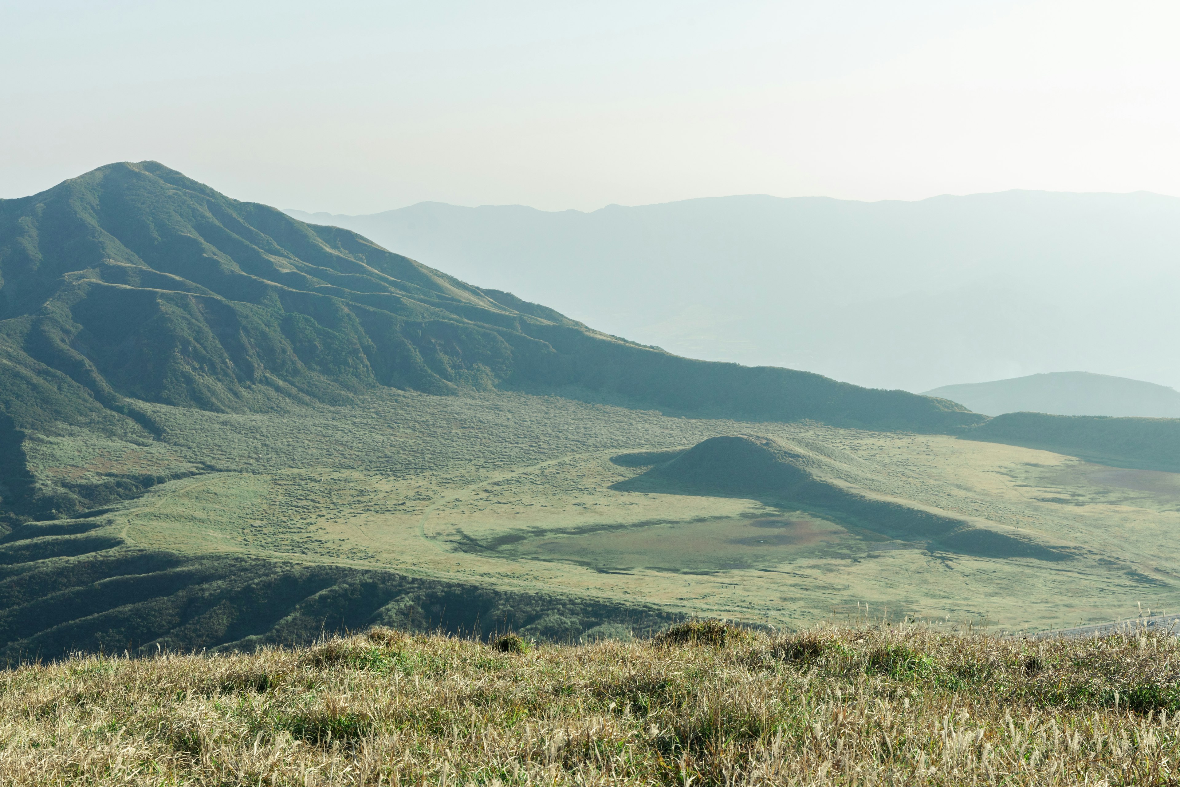 Vue expansive des montagnes et des prairies vertes