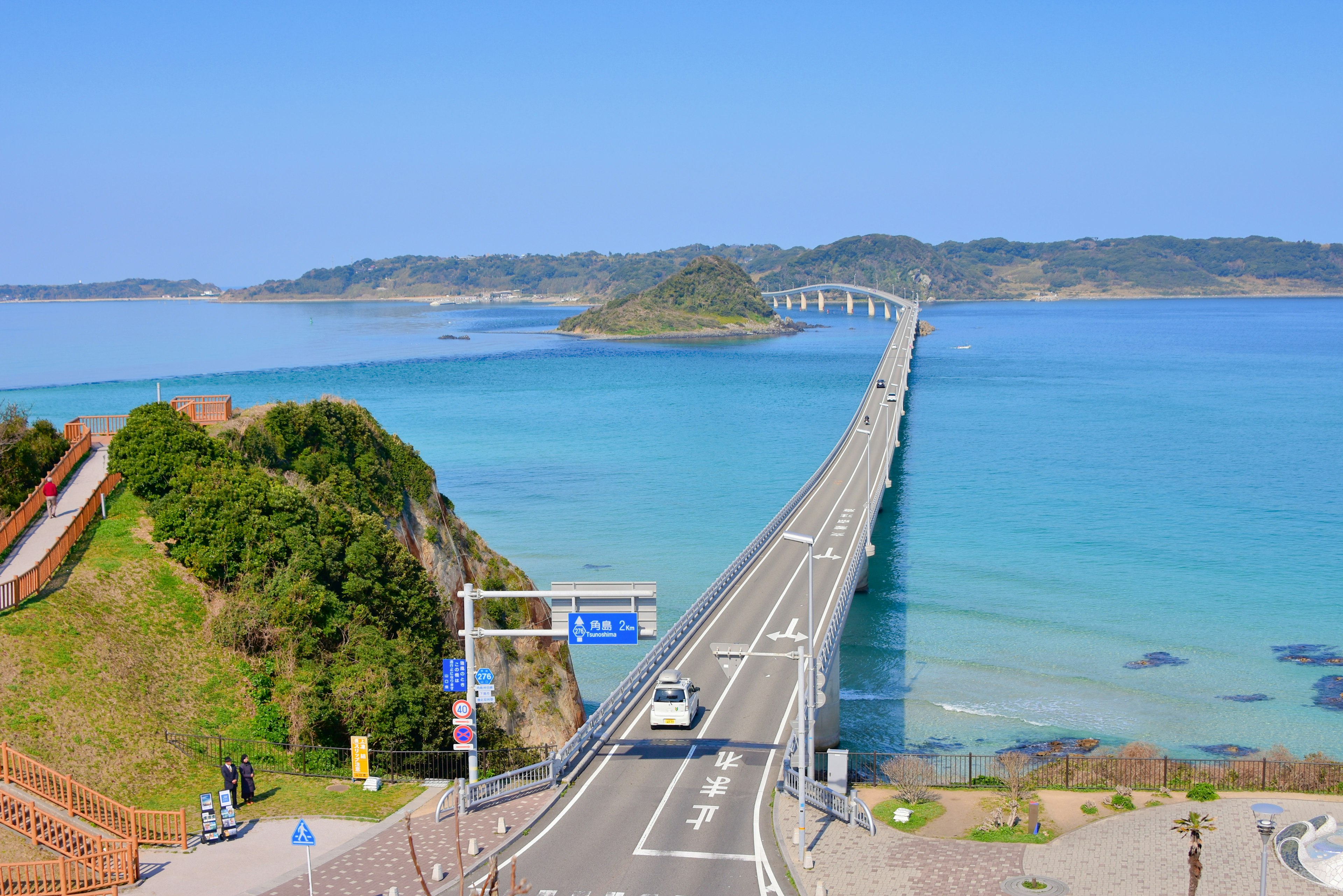 Una vista panoramica di un bellissimo ponte che attraversa un mare blu con il paesaggio circostante