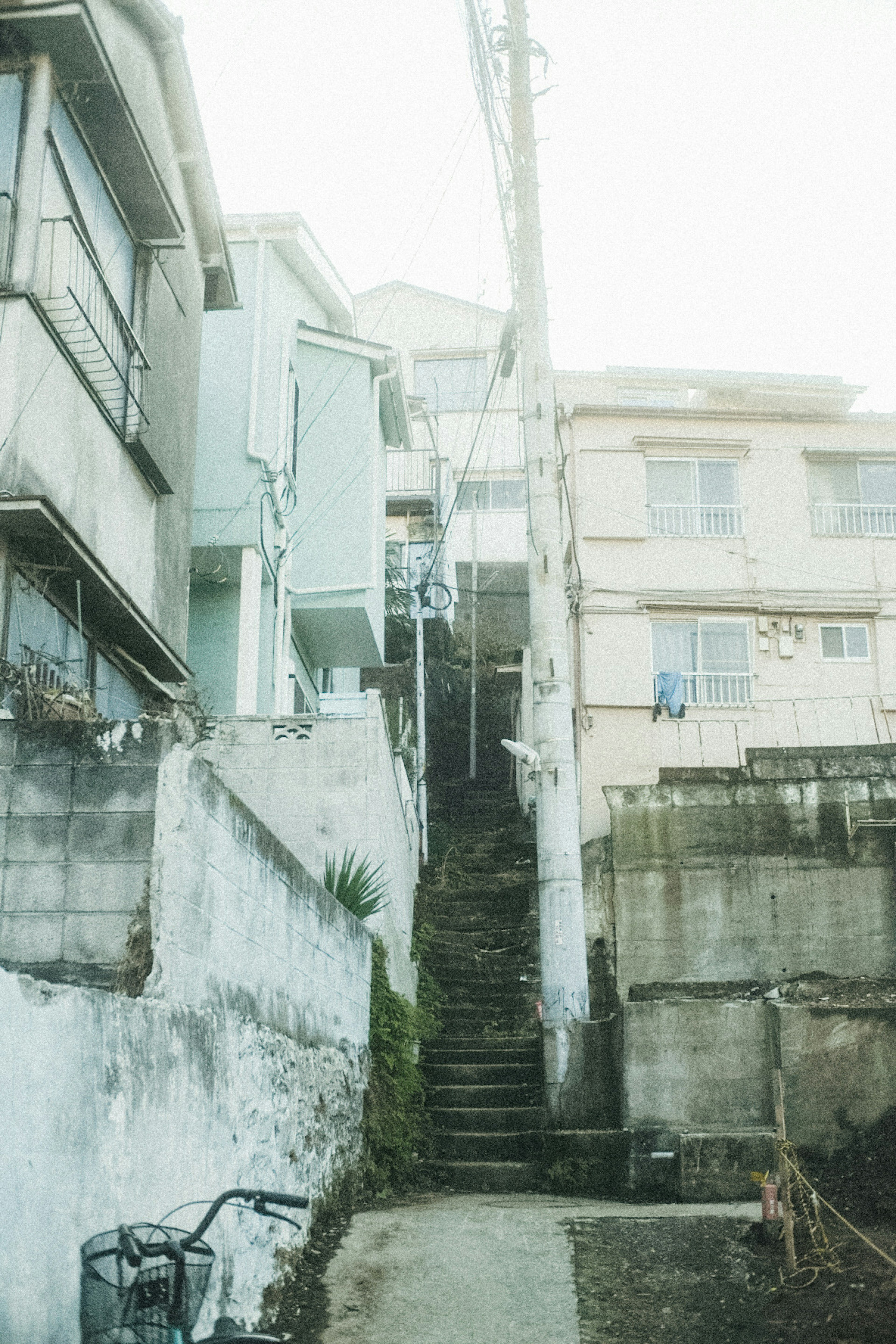 古い住宅街の石段と建物の景色