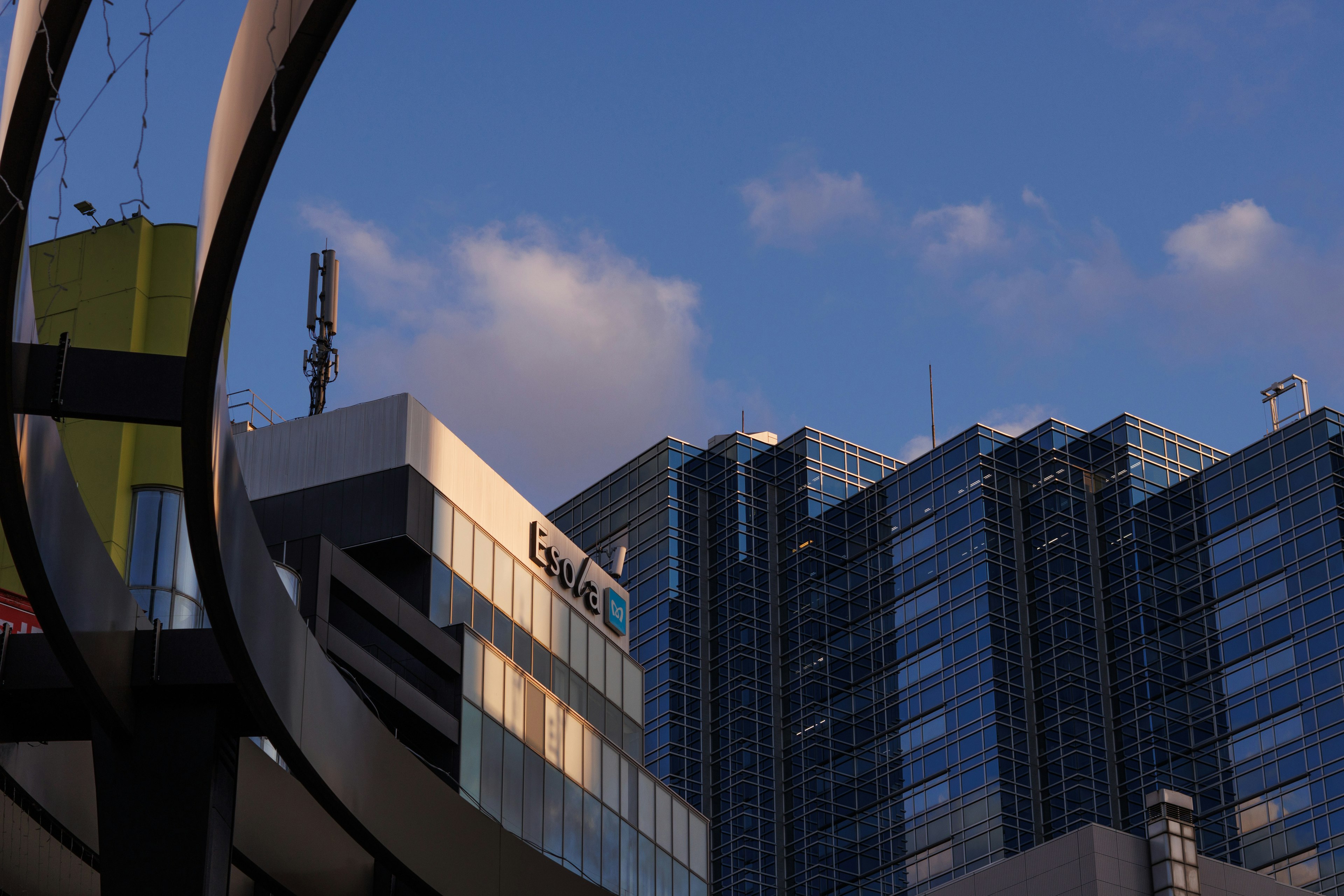 Edificios modernos bajo un cielo azul con estructura circular