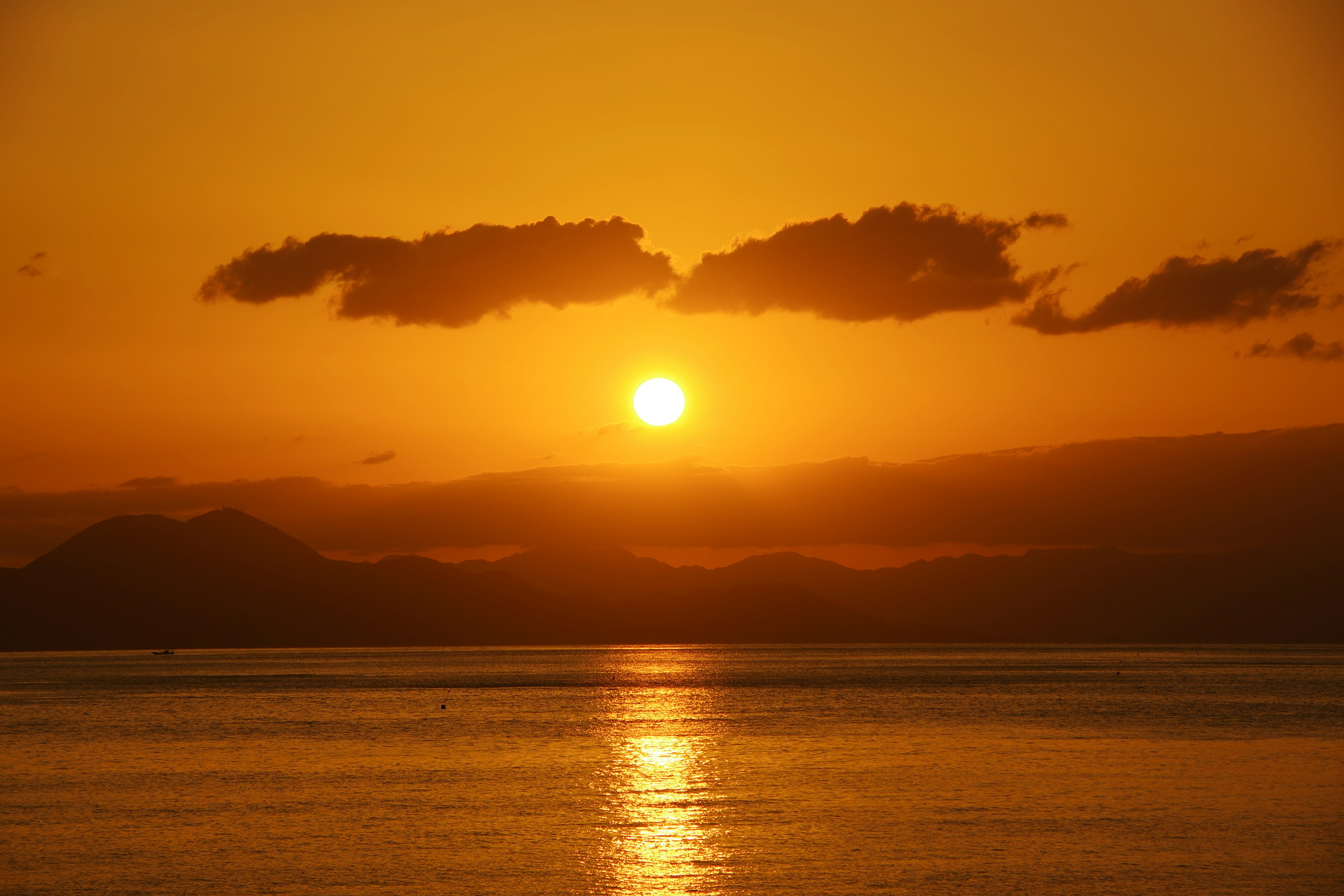 Schöner Sonnenuntergang, der sich im Meer spiegelt