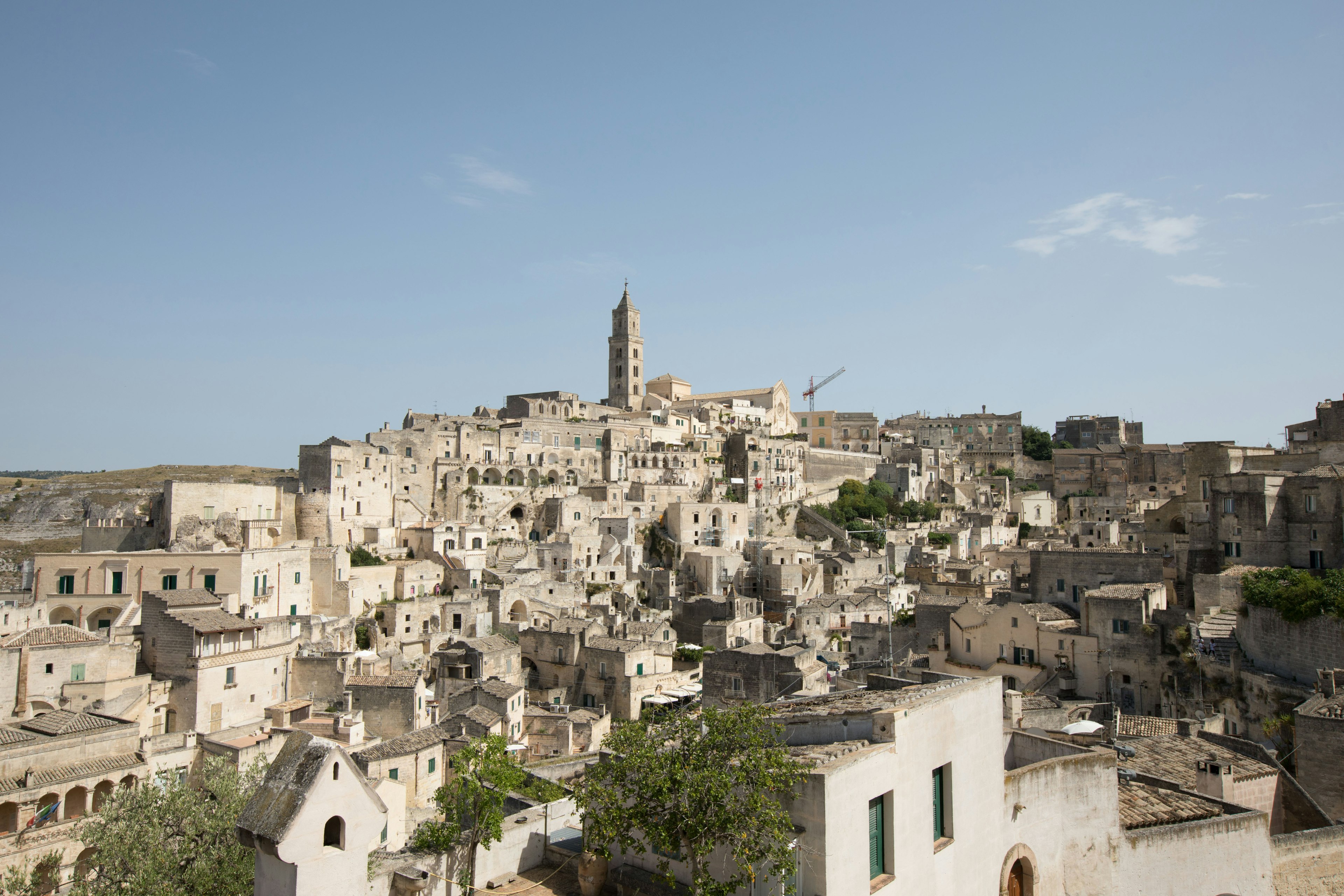 Paesaggio storico di Matera con edifici bianchi e una torre prominente