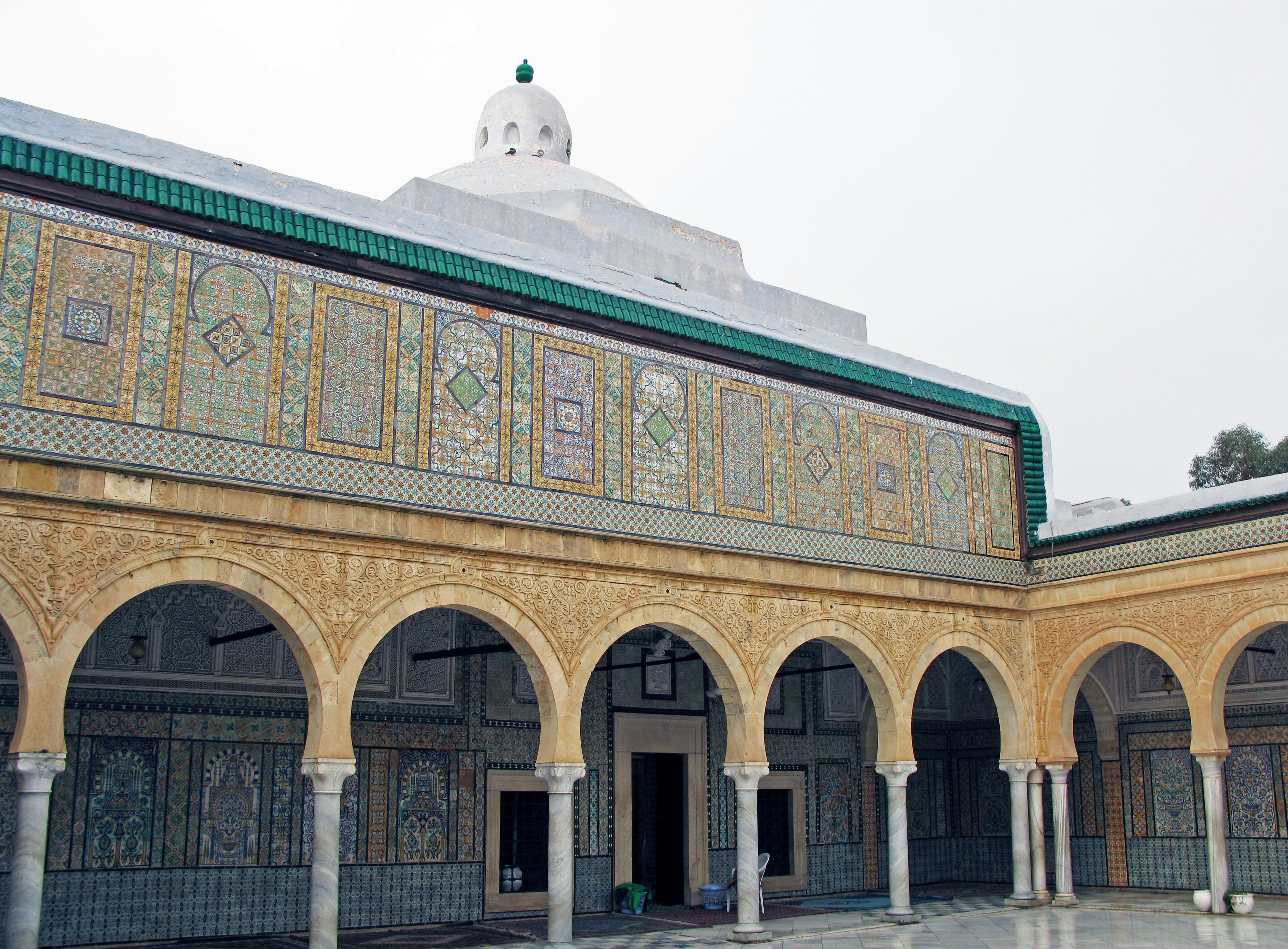 Cour intérieure avec de belles arches et des décorations en carreaux