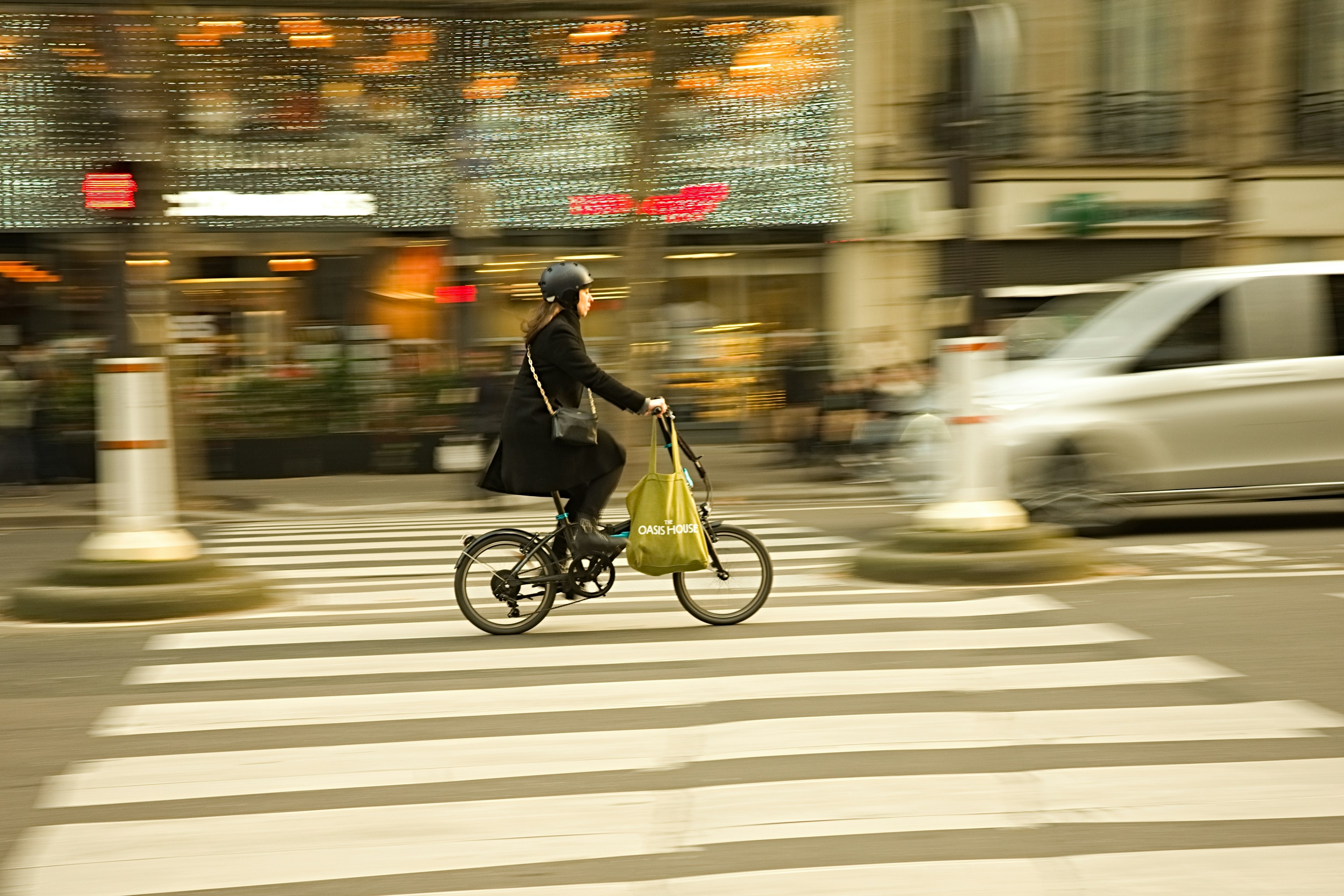 Una persona montando una bicicleta cruzando un paso peatonal