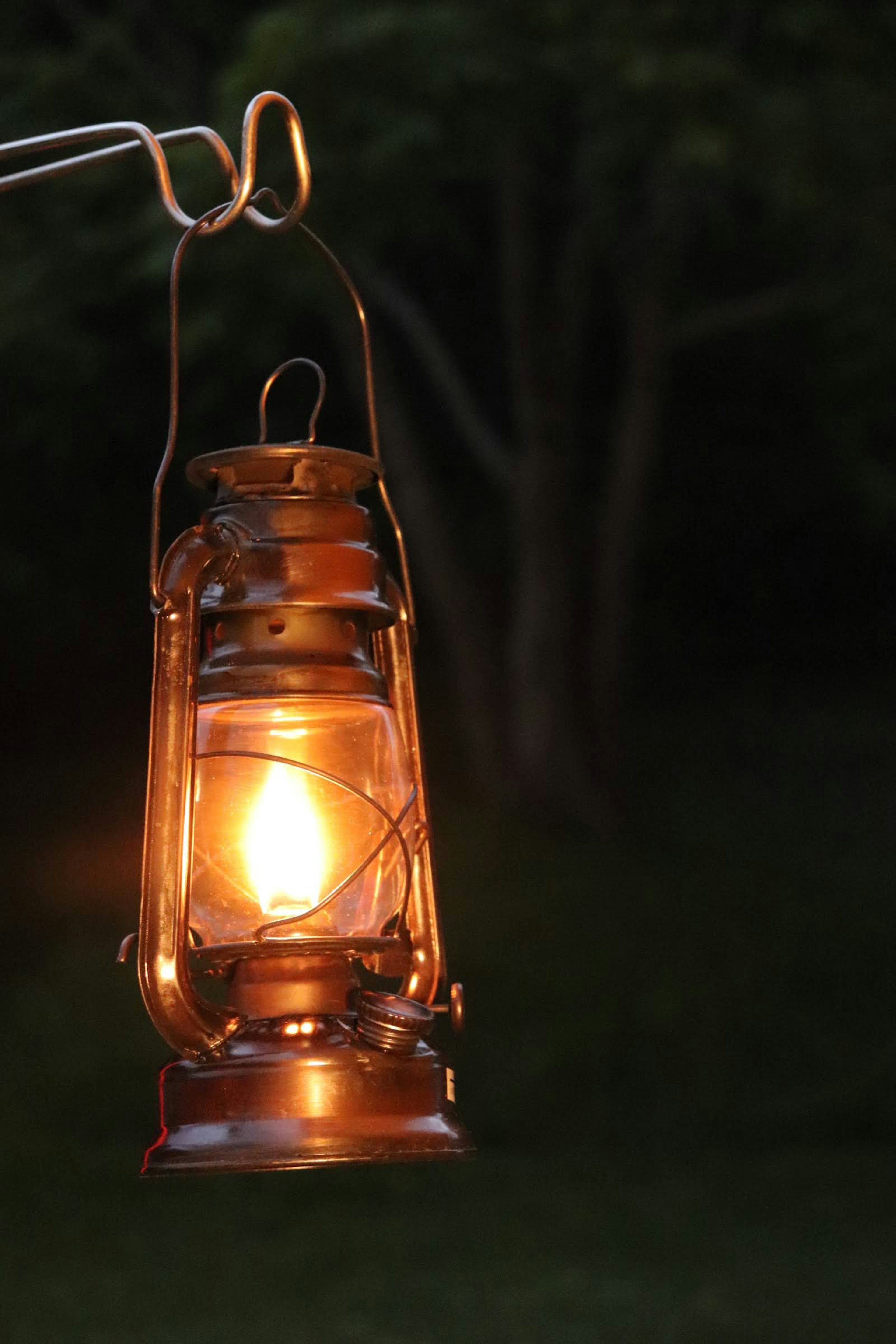 Nahaufnahme einer alten Laterne, die im Dämmerlicht leuchtet