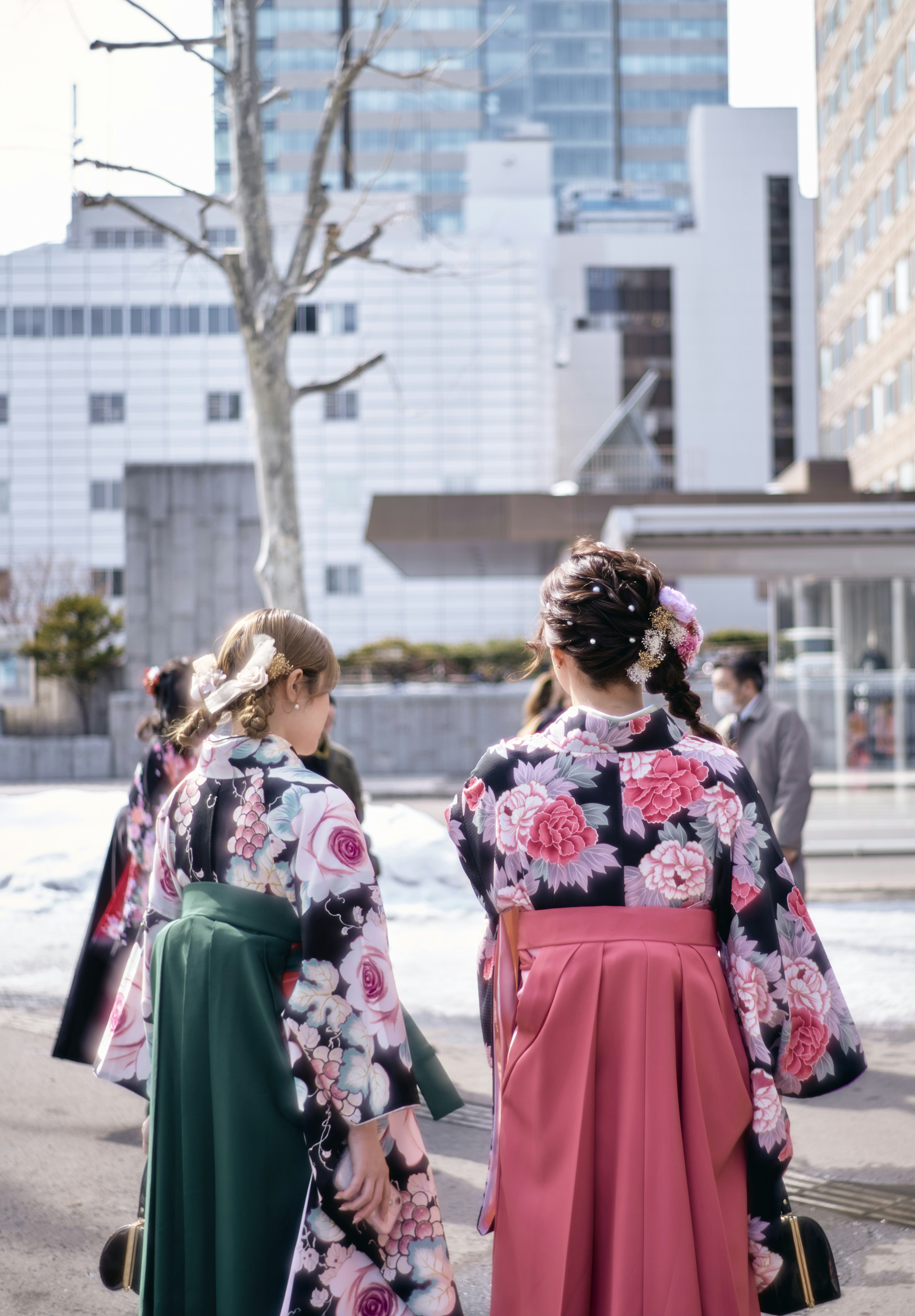 Donne in kimono che camminano in un contesto urbano