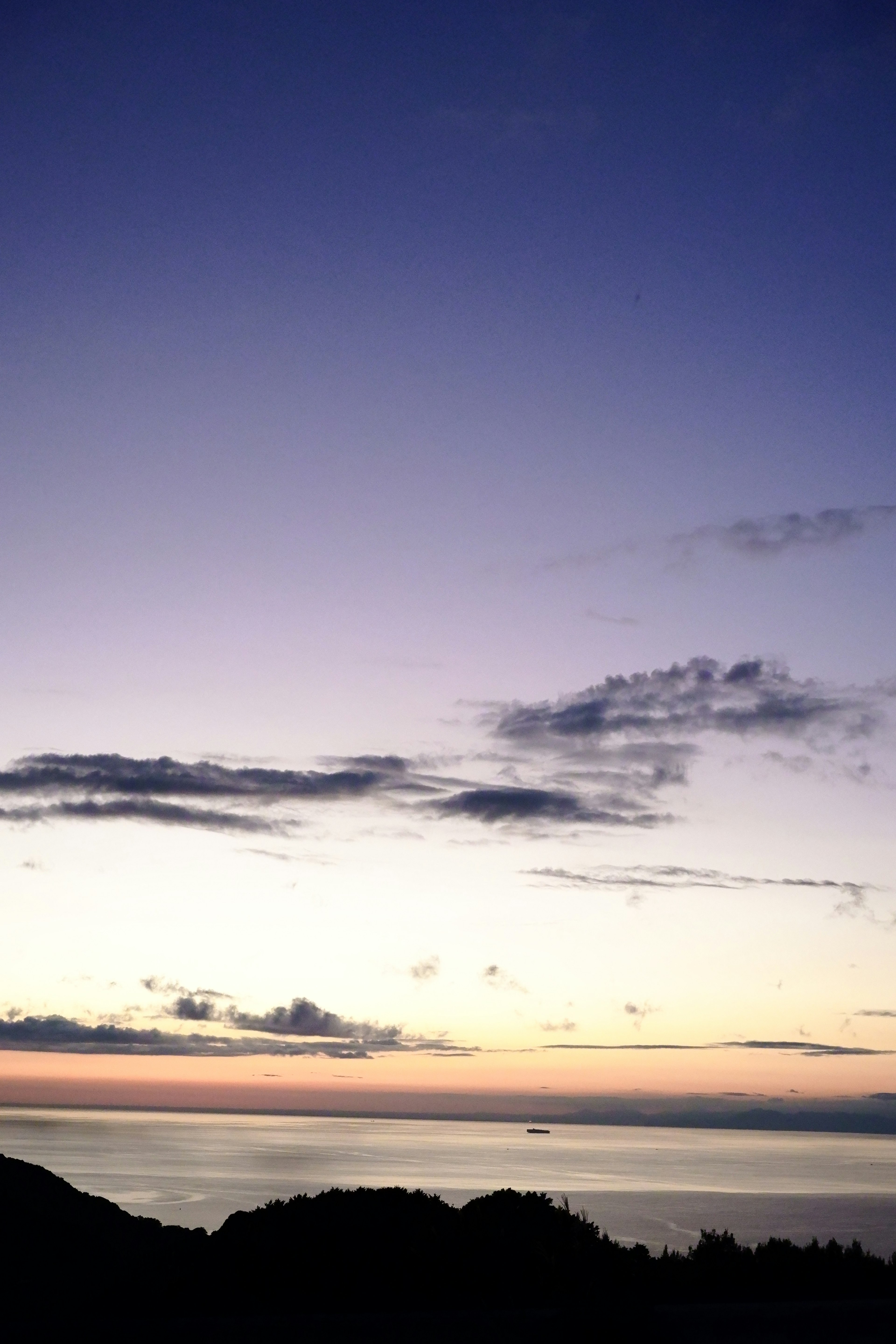 Schöner Sonnenuntergangshimmel über dem Ozean mit Wolken