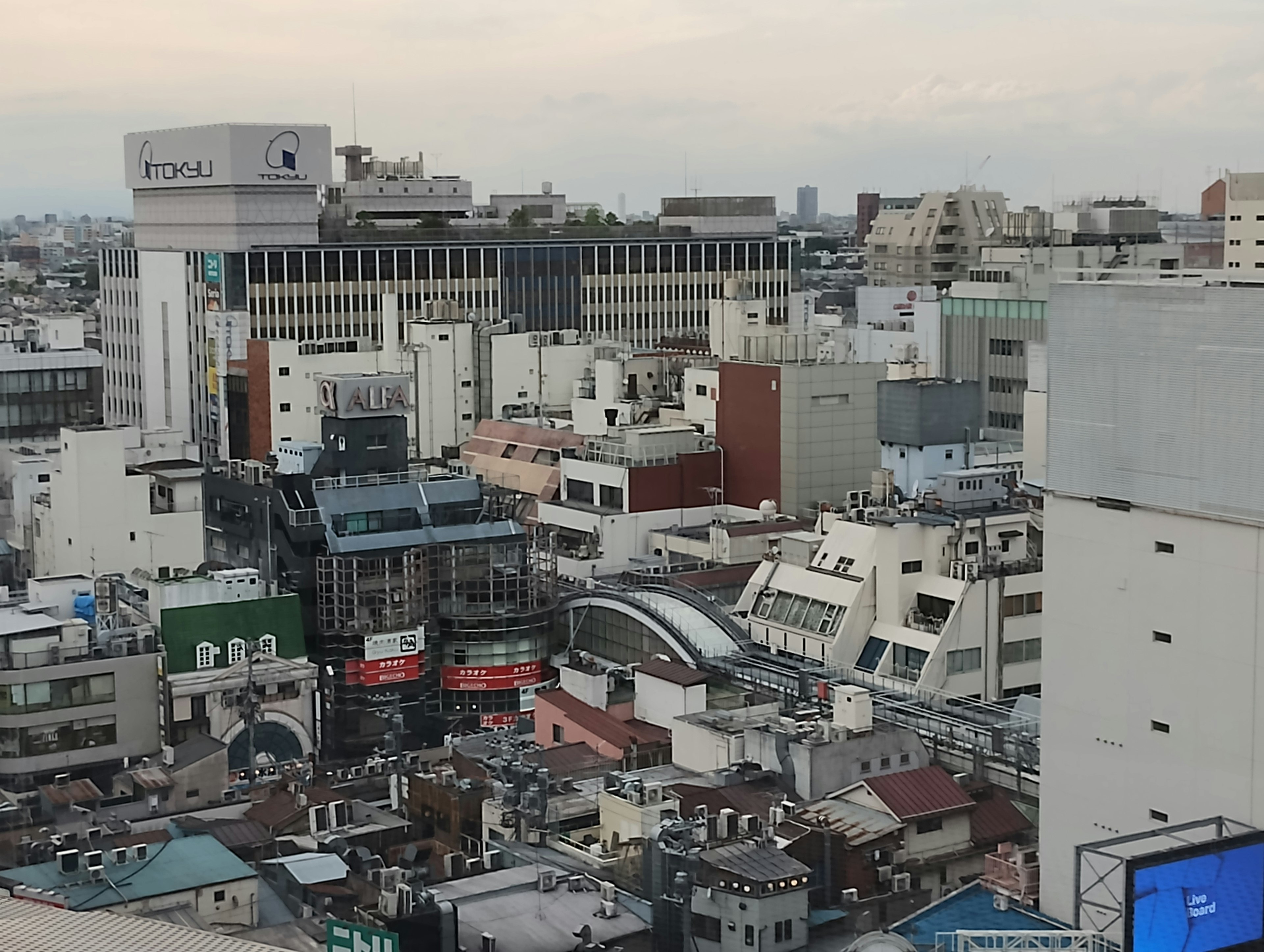 Pemandangan kota dengan gedung pencakar langit berbagai bangunan dan infrastruktur kota