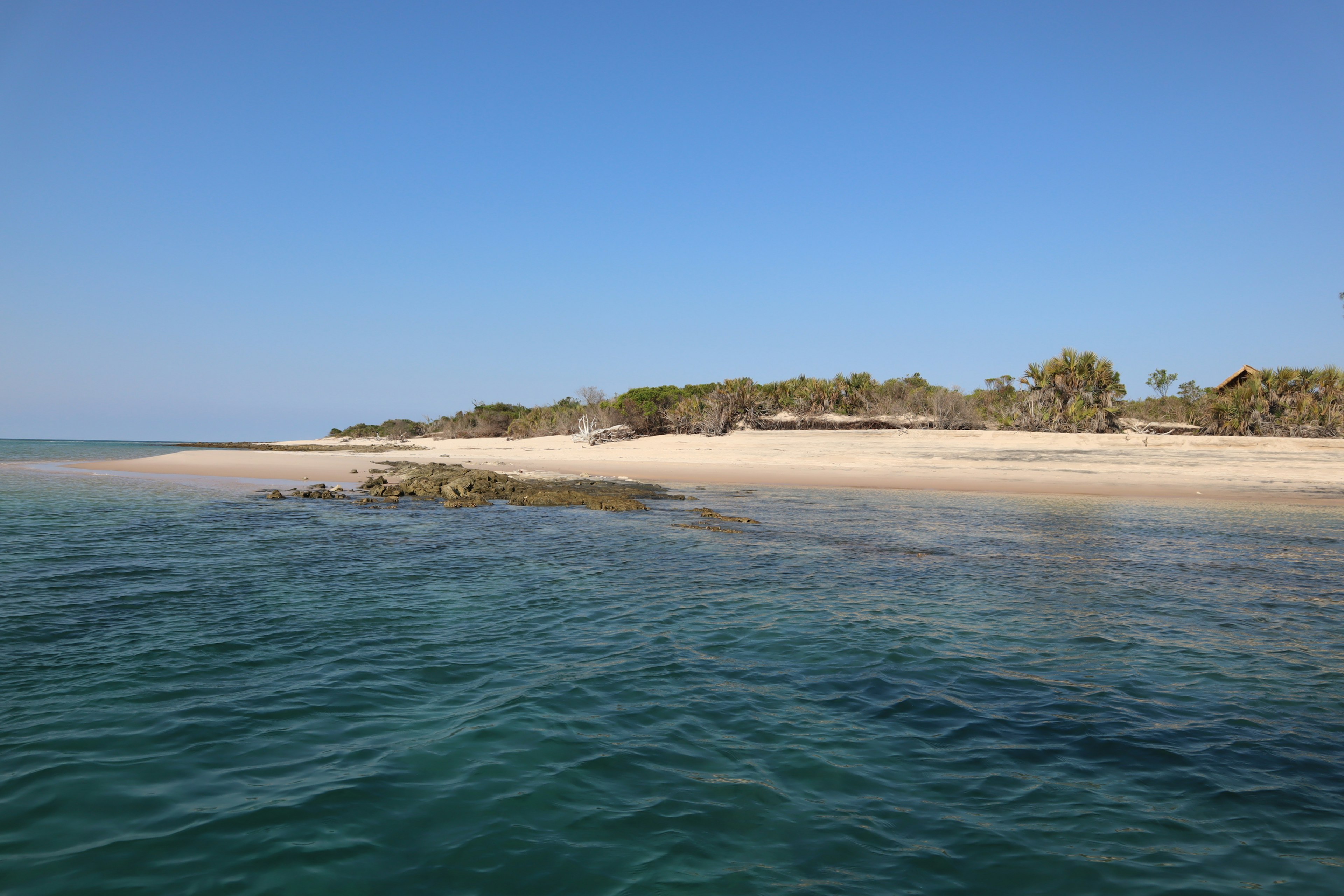 ทิวทัศน์ของมหาสมุทรสีน้ำเงินและชายหาดทรายขาว