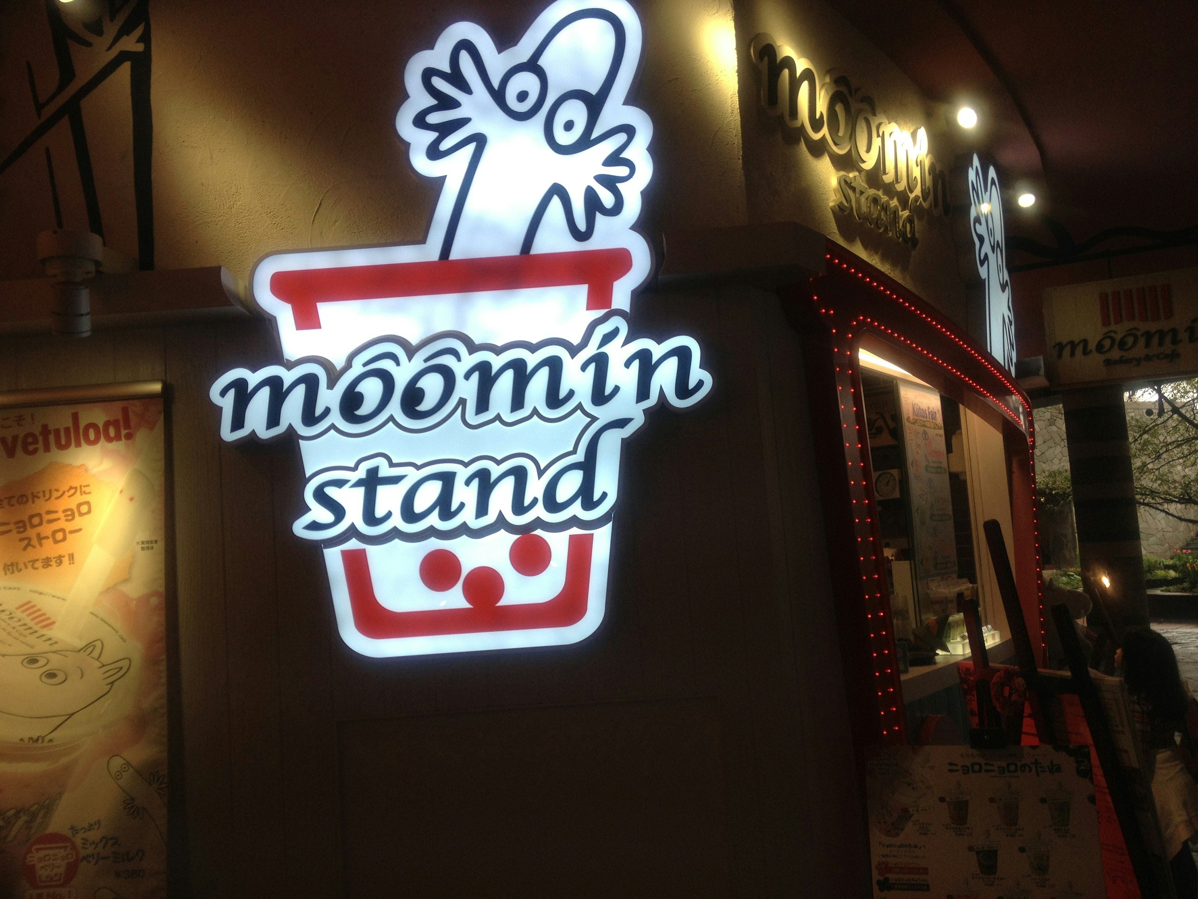 ป้ายสว่างของ Moomin Stand ที่มีตัวละคร Moomin