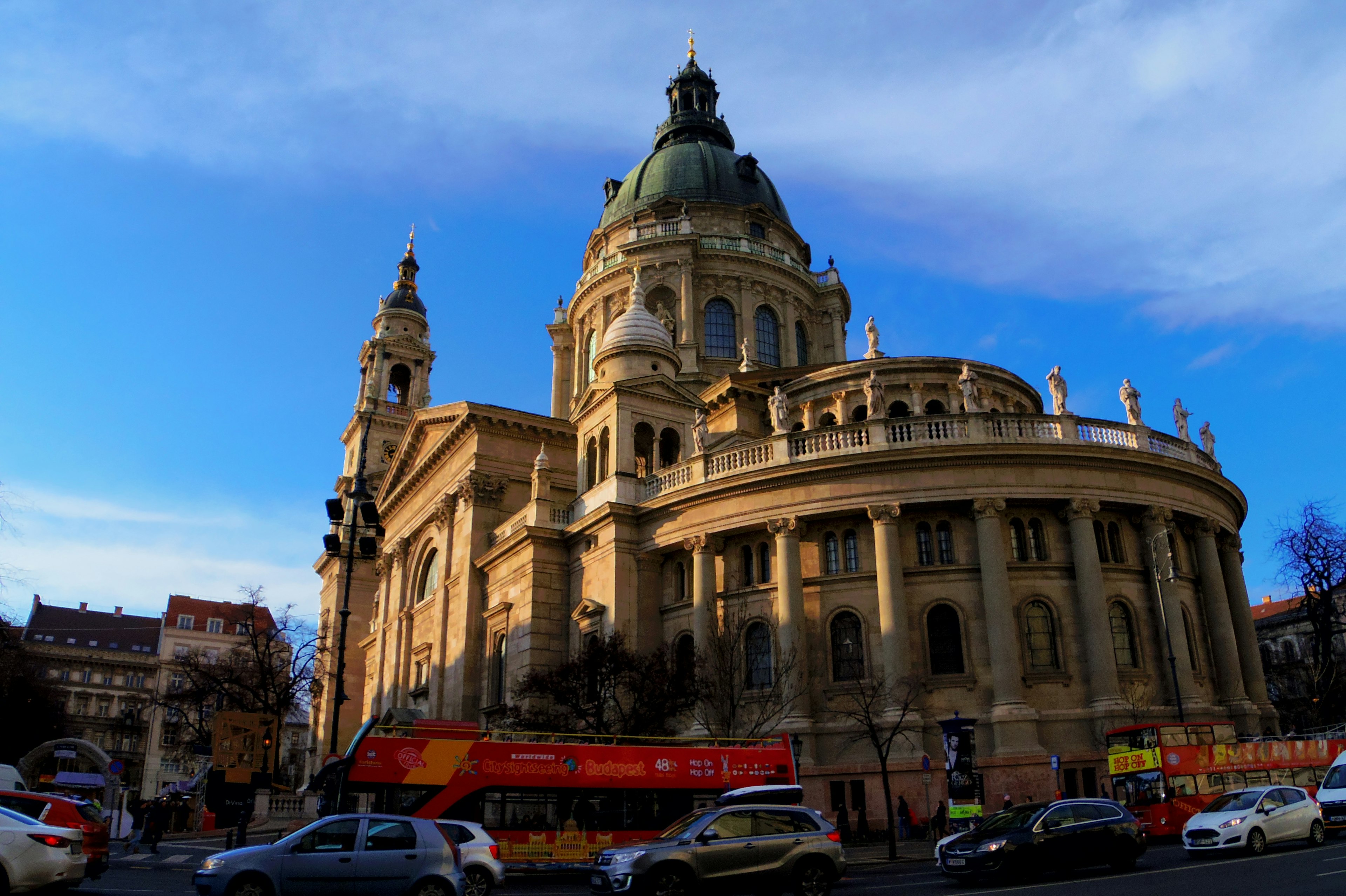 Architecture impressionnante de la basilique Saint-Étienne sous un ciel bleu