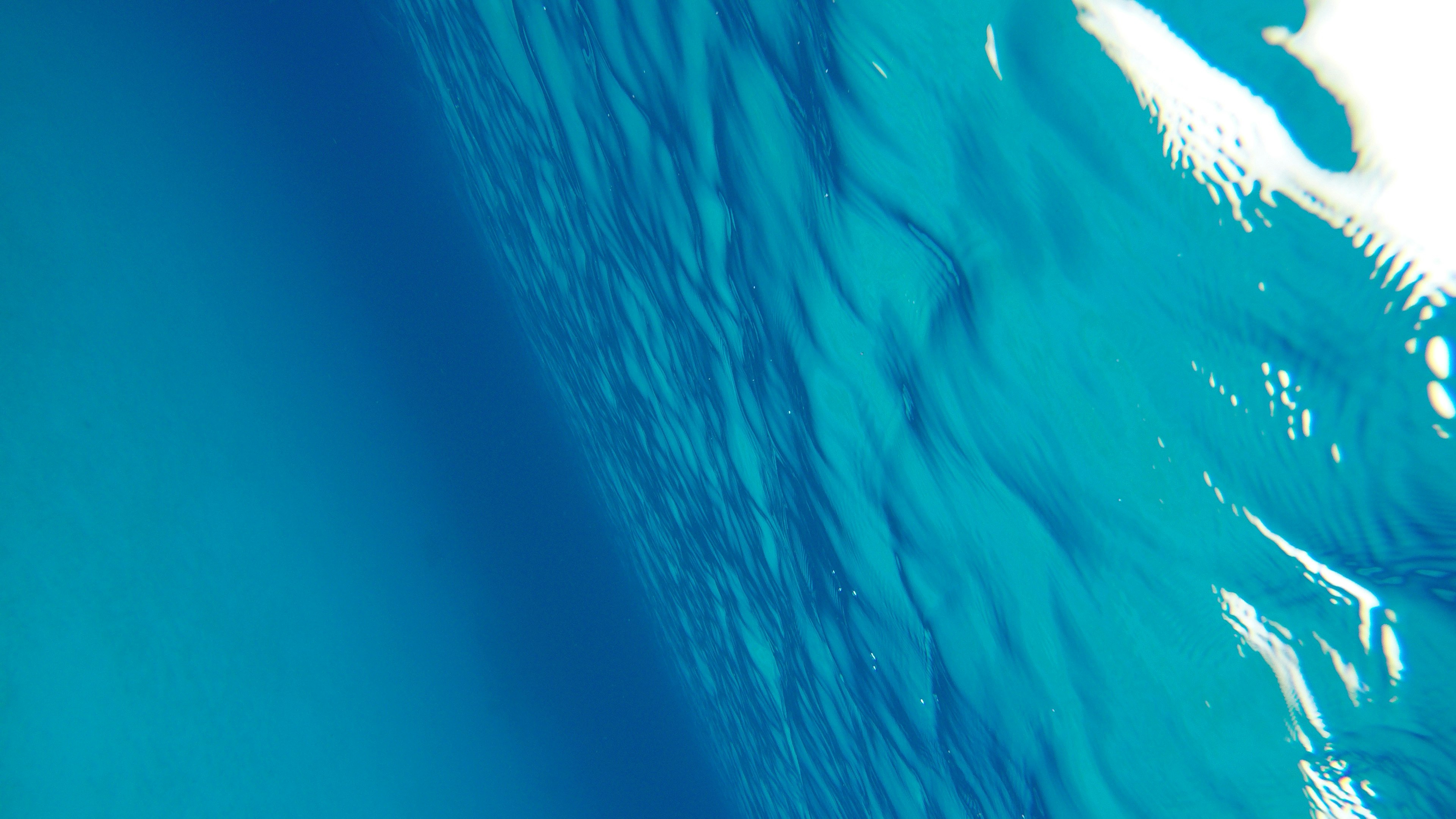 Hermosa imagen de patrones de olas en una superficie de agua azul