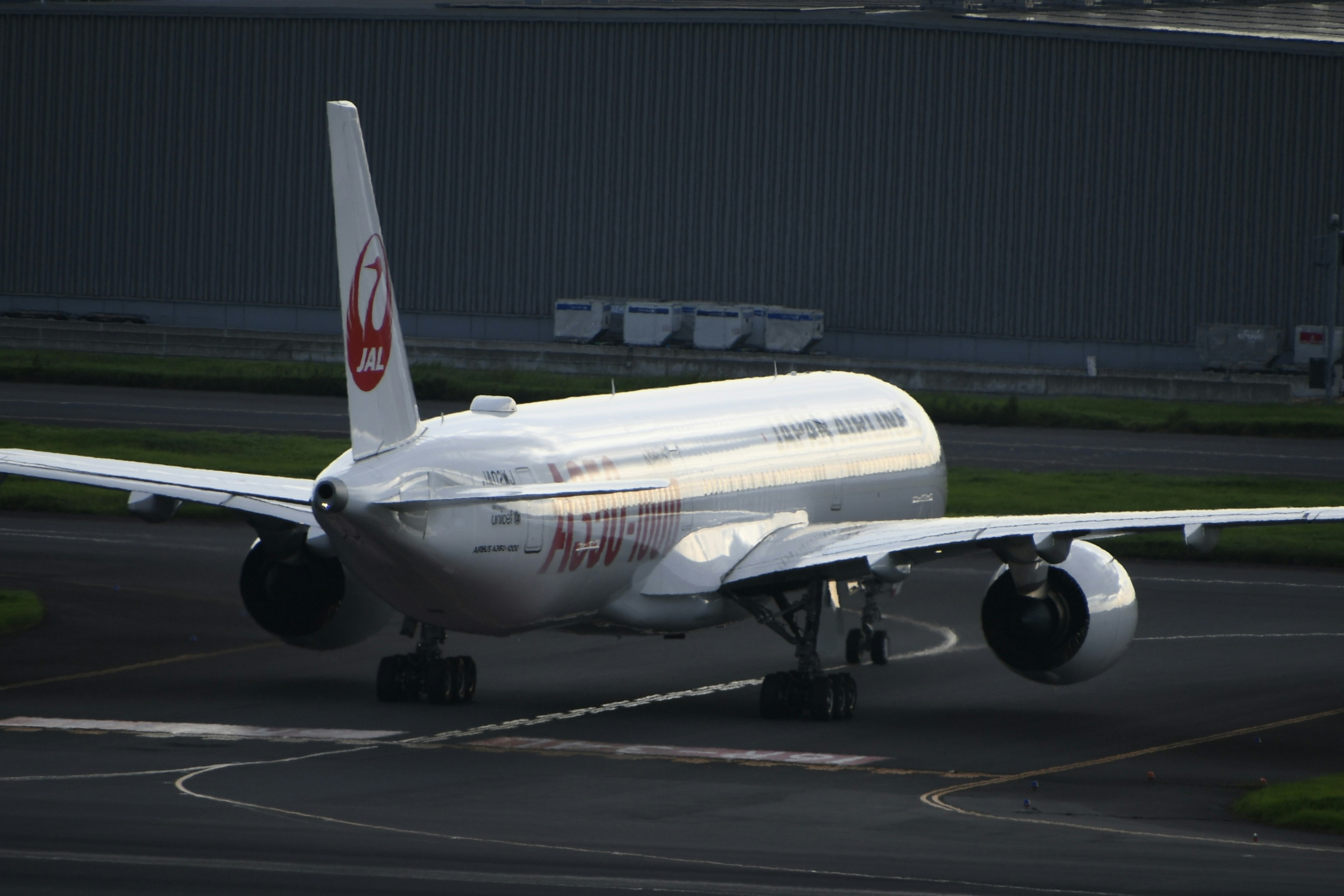 Avion de Japan Airlines taxiant sur la piste