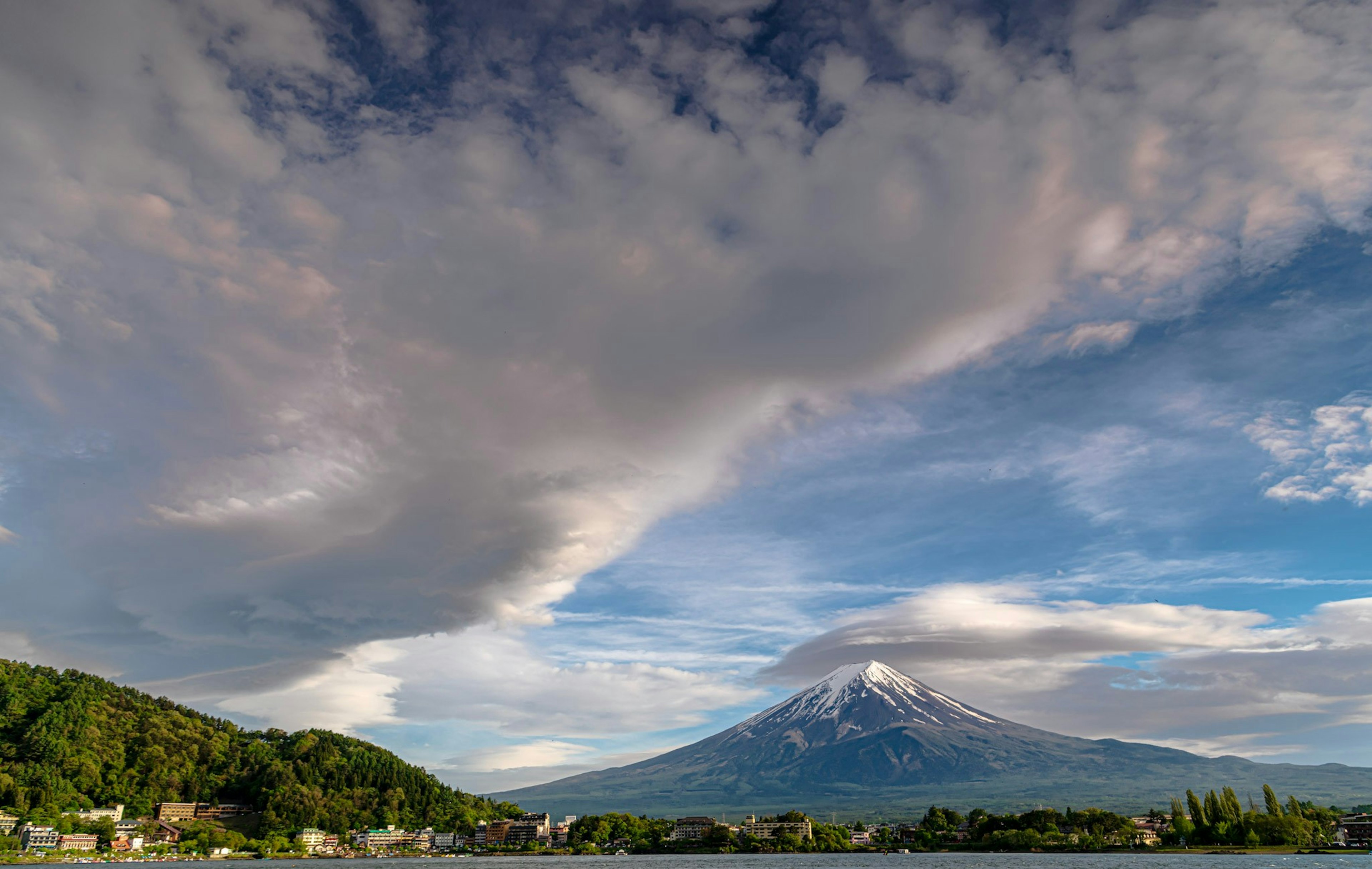 富士山と青空の風景 緑の山と白い雪の頂