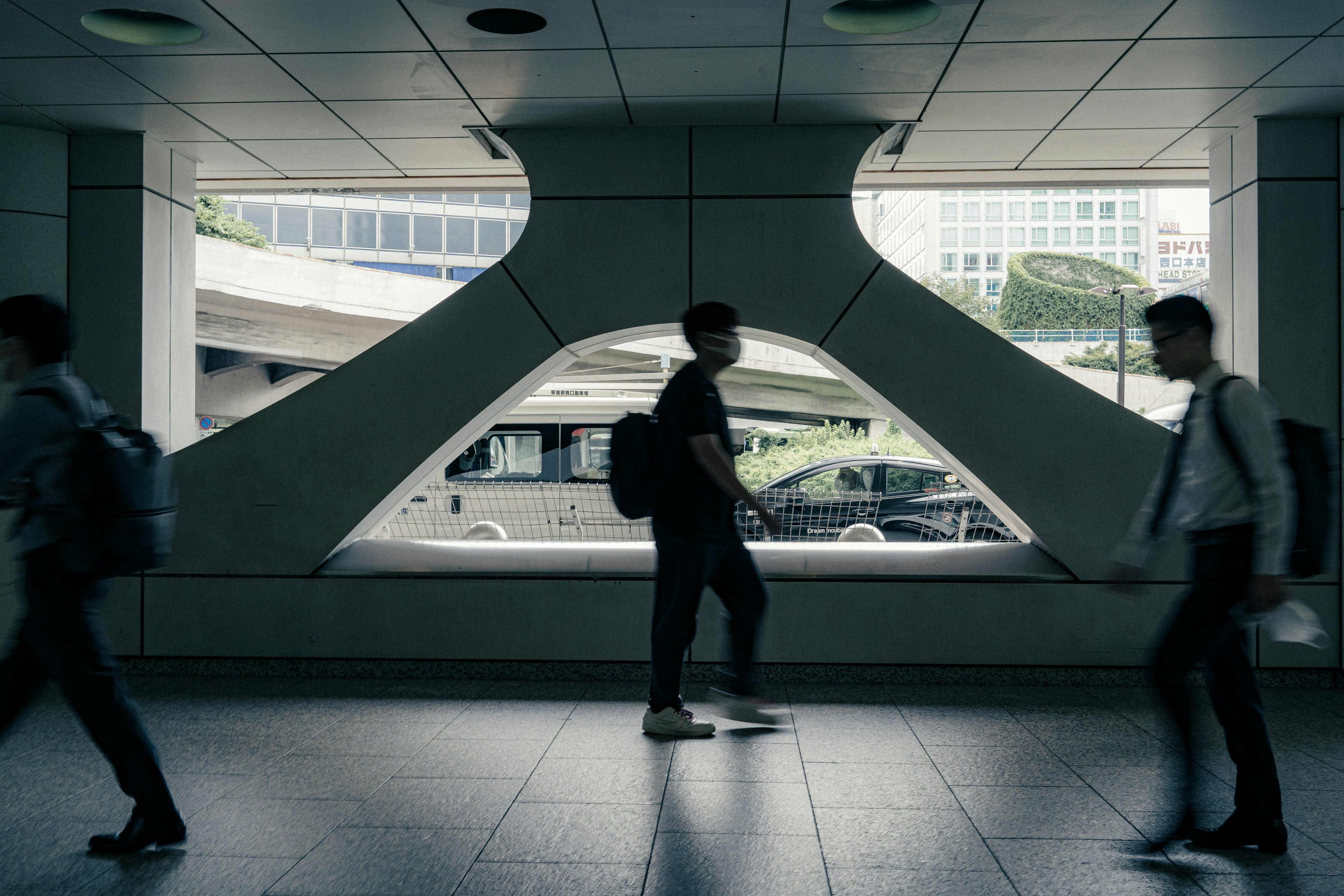 Silhouette d'une personne dans un cadre urbain avec une structure en arc distinctive