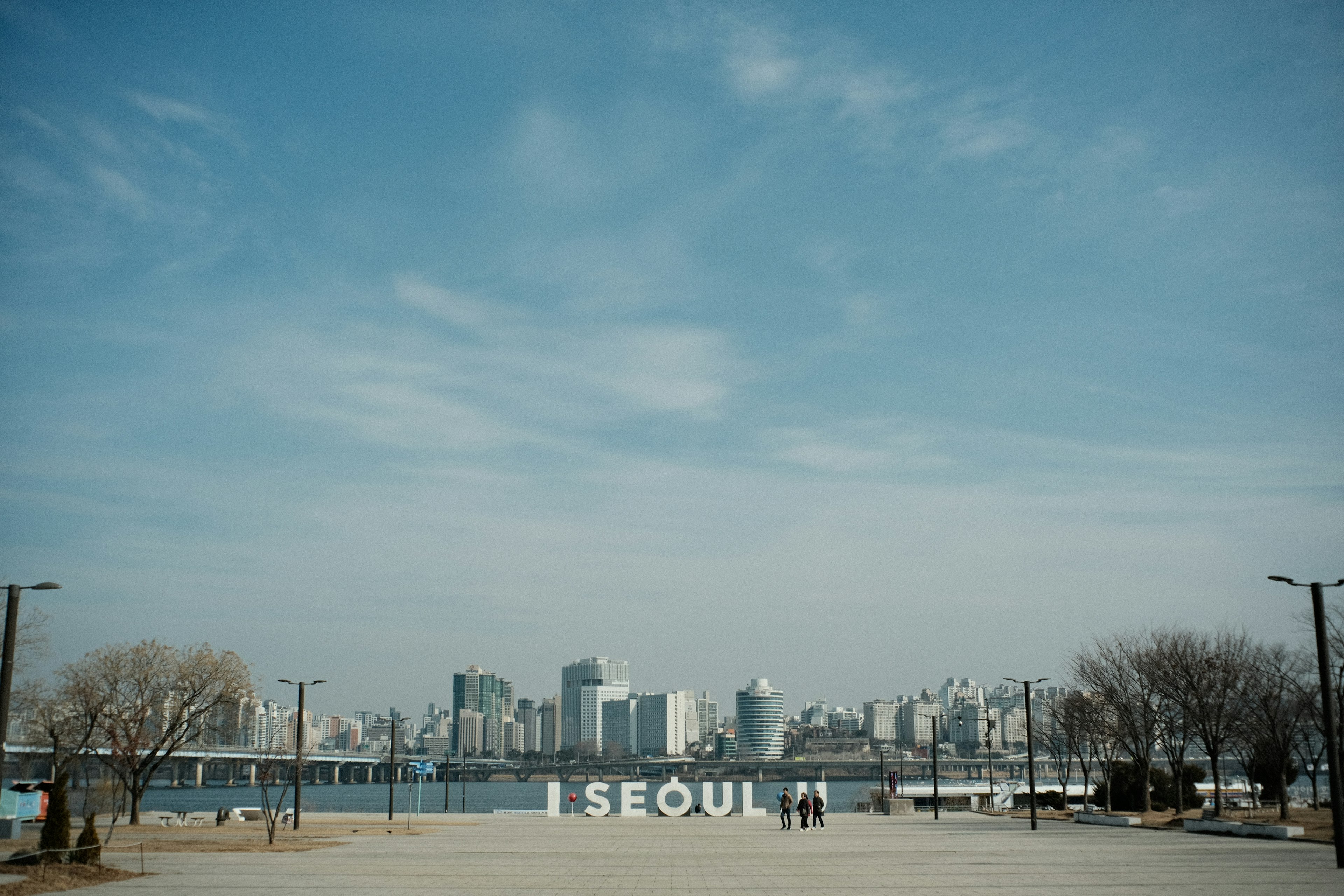 ソウルの都市景観と大きな"I SEOUL"のサイン