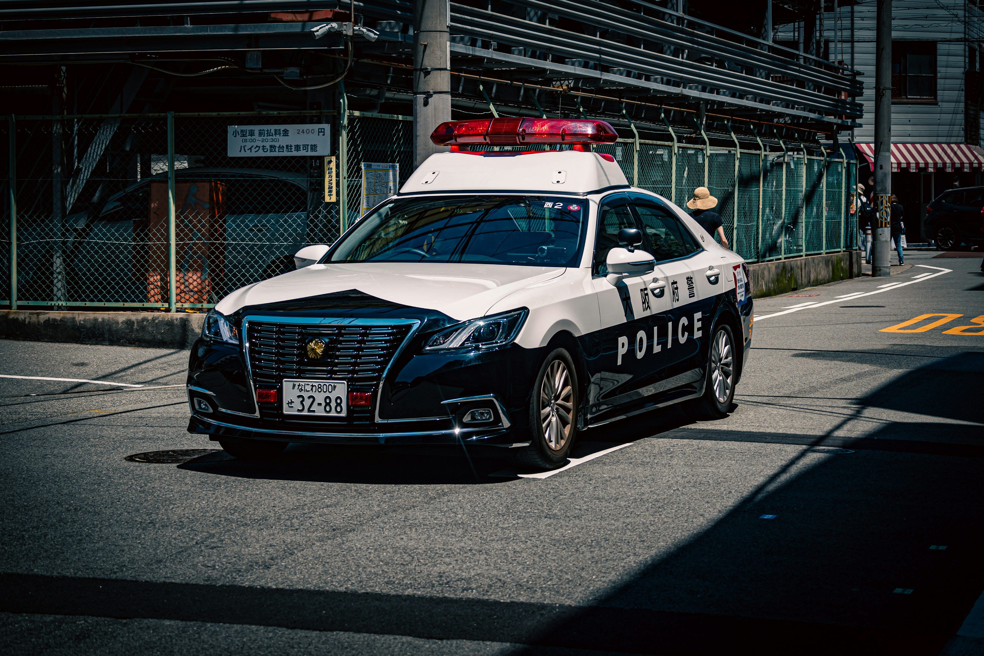 Coche de policía estacionado en una esquina de la calle