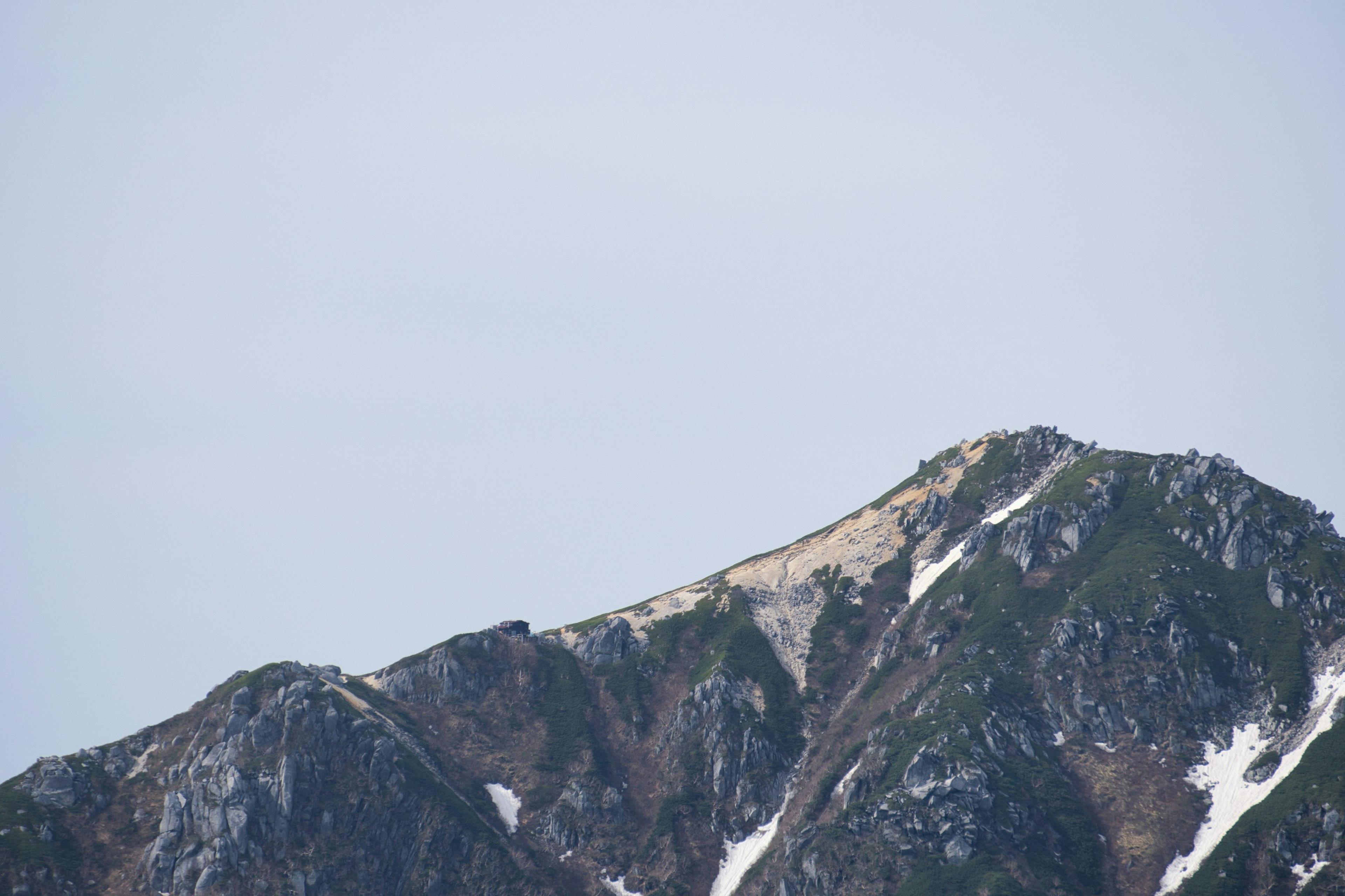 Berglandschaft mit schneebedeckten Gipfeln und klarem blauen Himmel