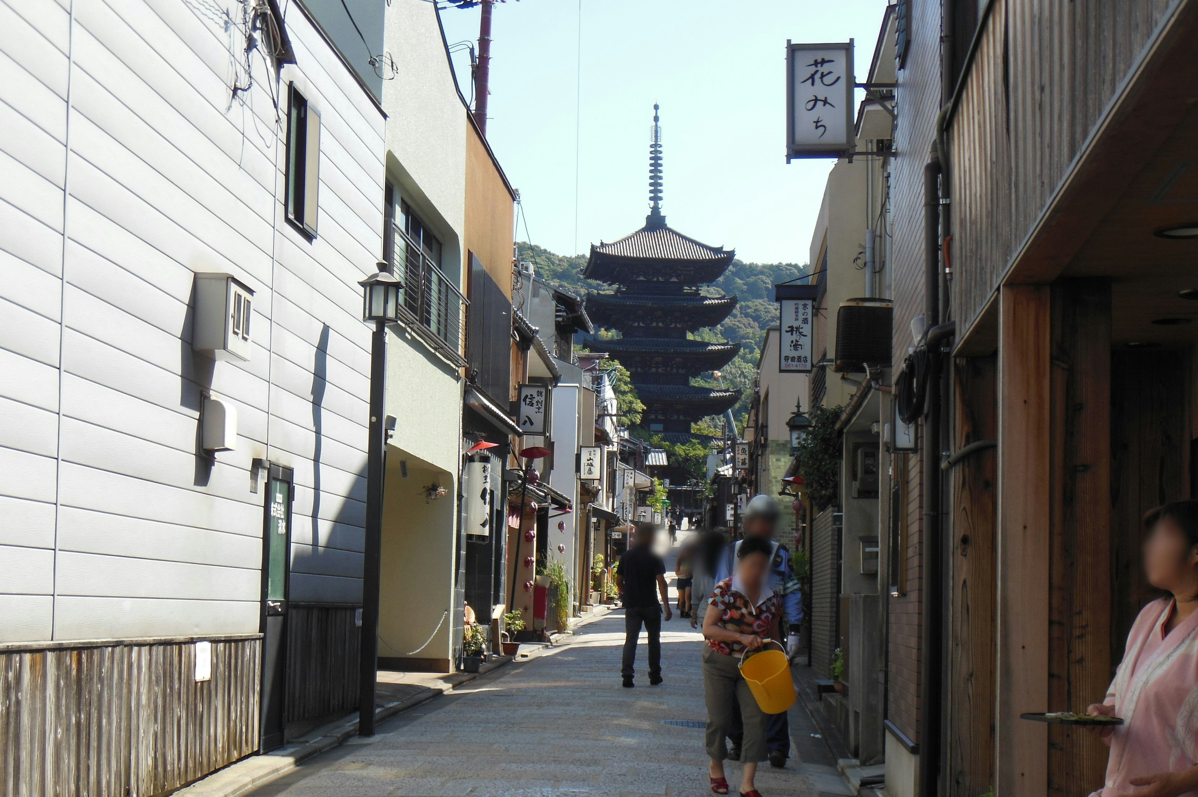 Calle estrecha con personas y edificios tradicionales