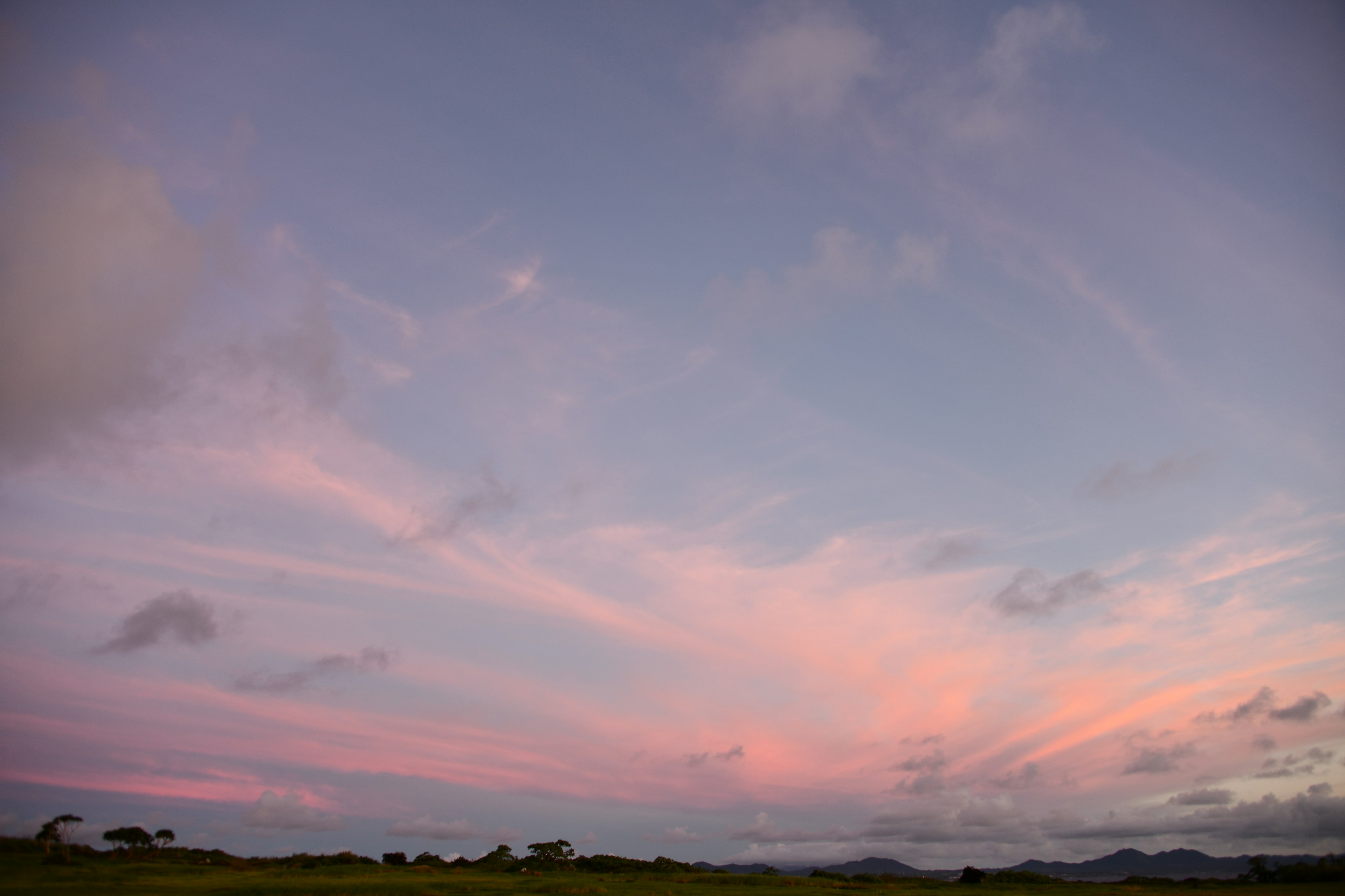 Ciel de coucher de soleil doux avec des nuances de rose et de bleu