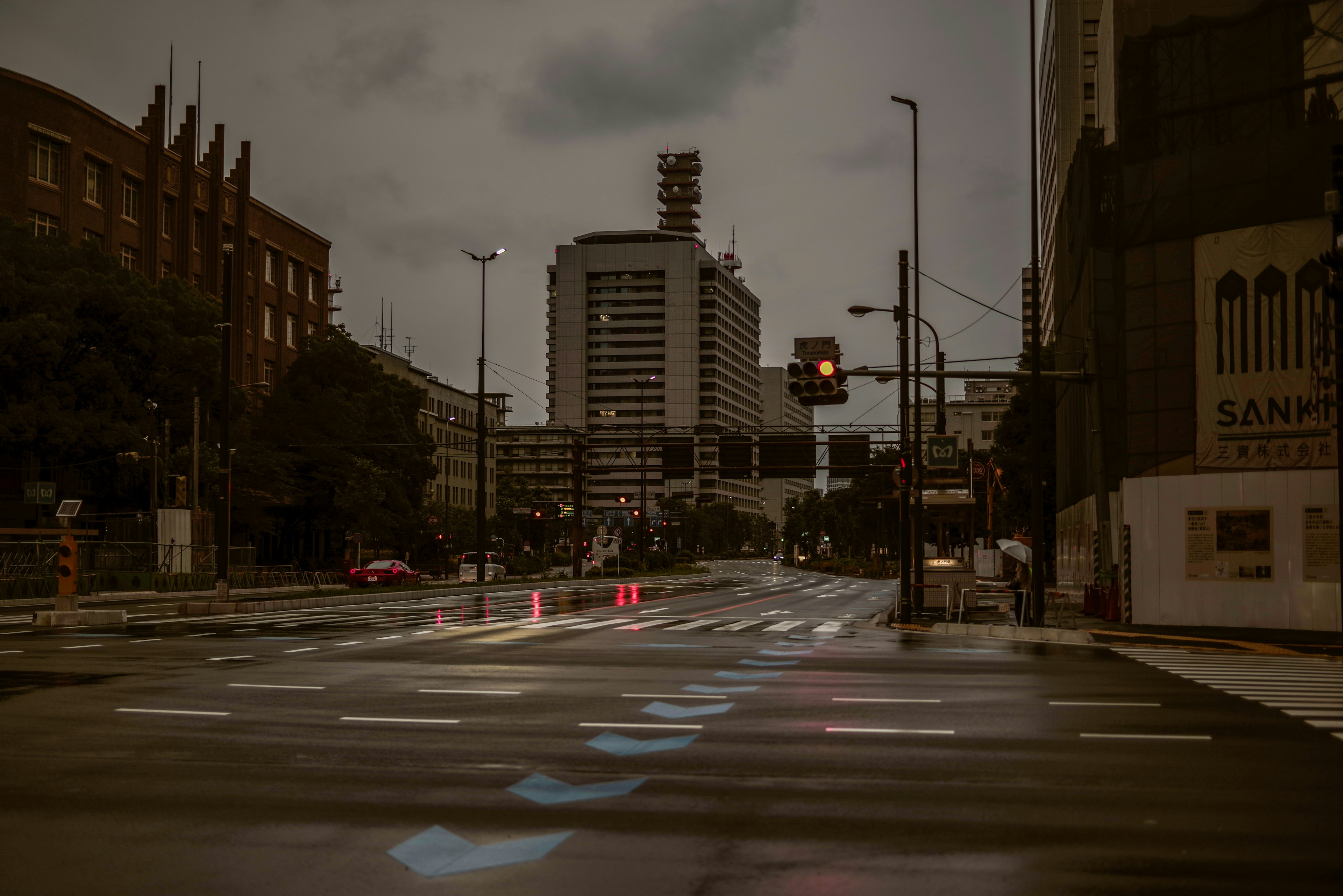 Intersection urbaine avec des bâtiments sous un ciel sombre