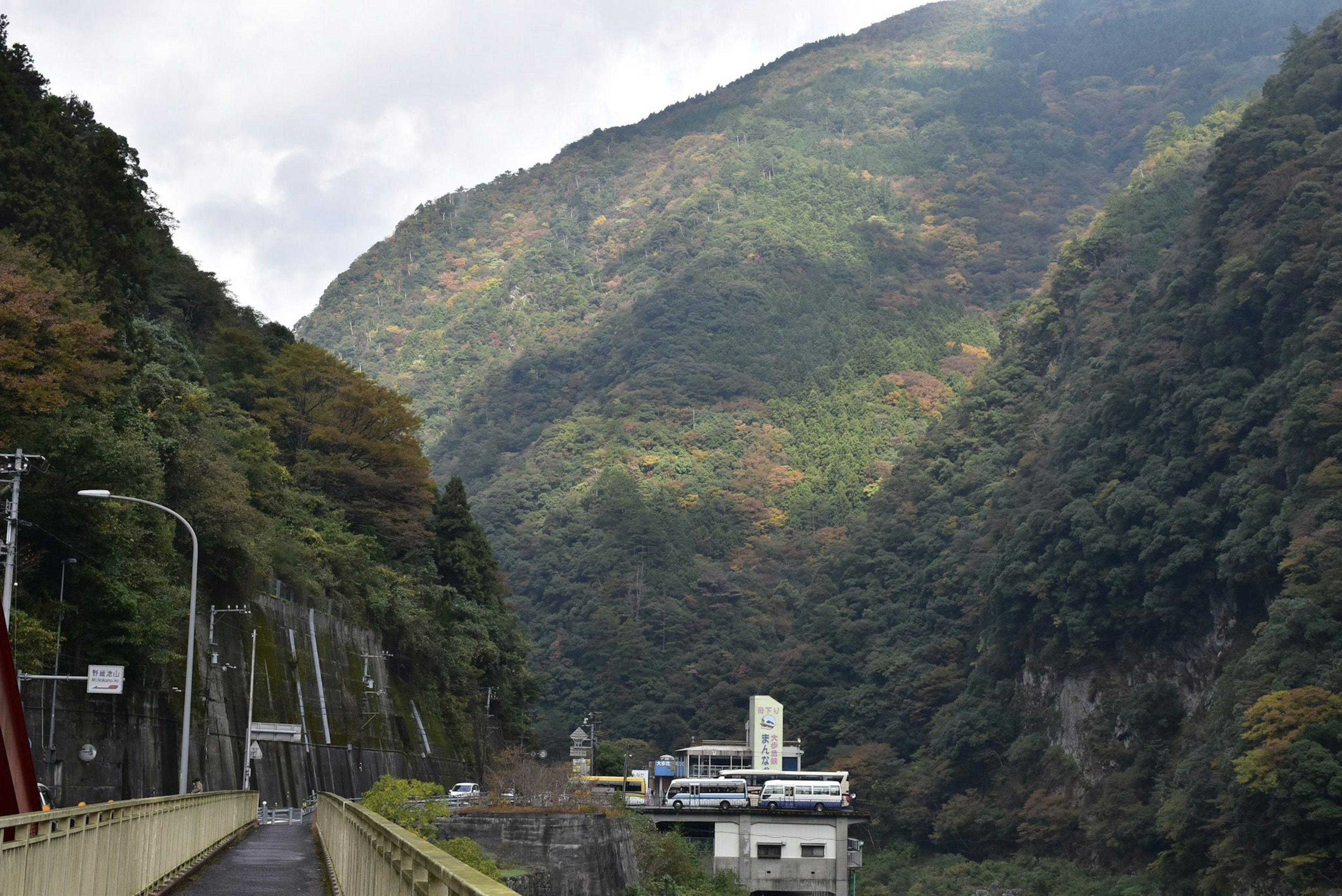 Vue panoramique d'une route entourée de montagnes et d'un bâtiment