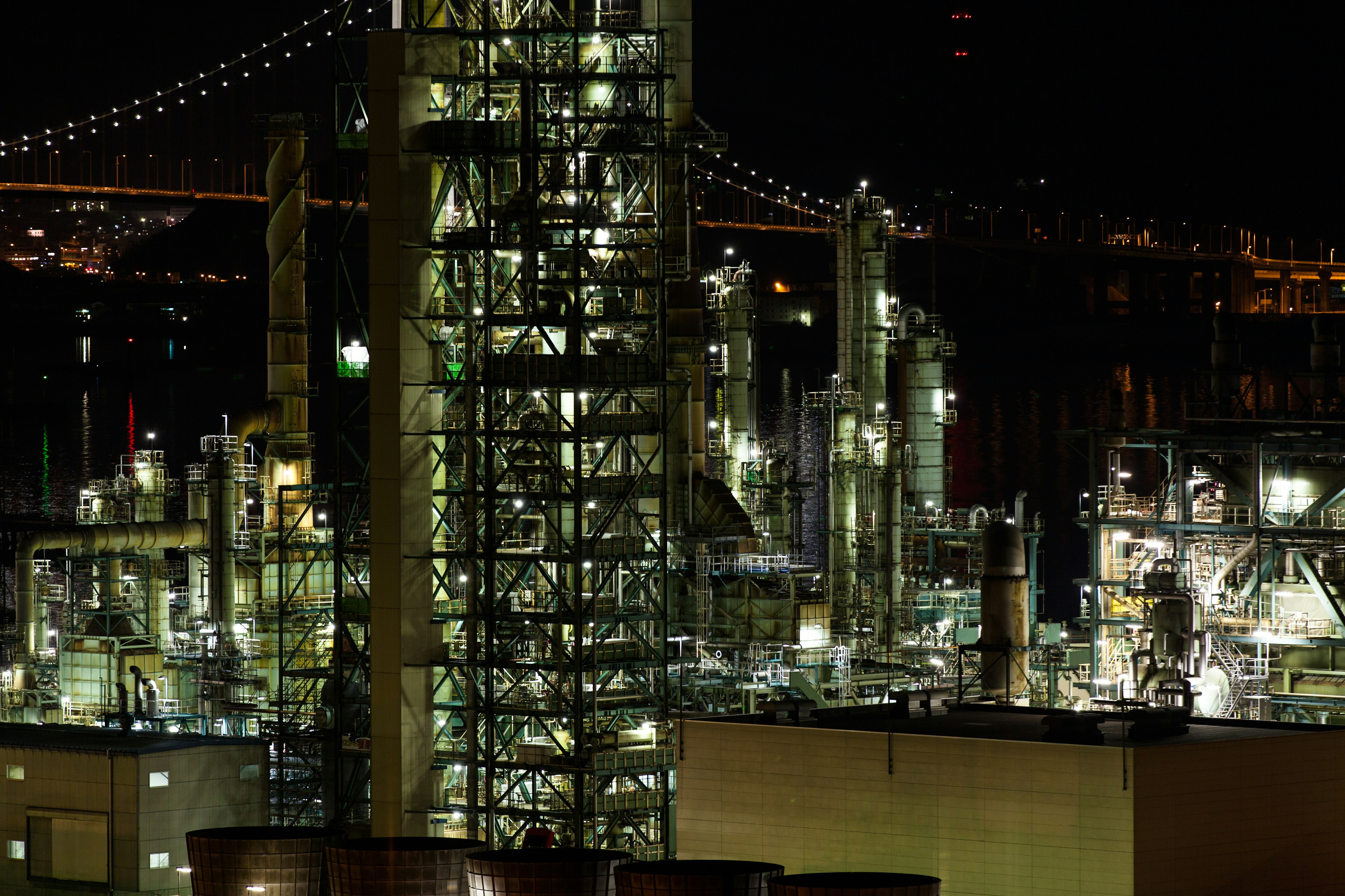 Estructura detallada e iluminación de una planta industrial de noche