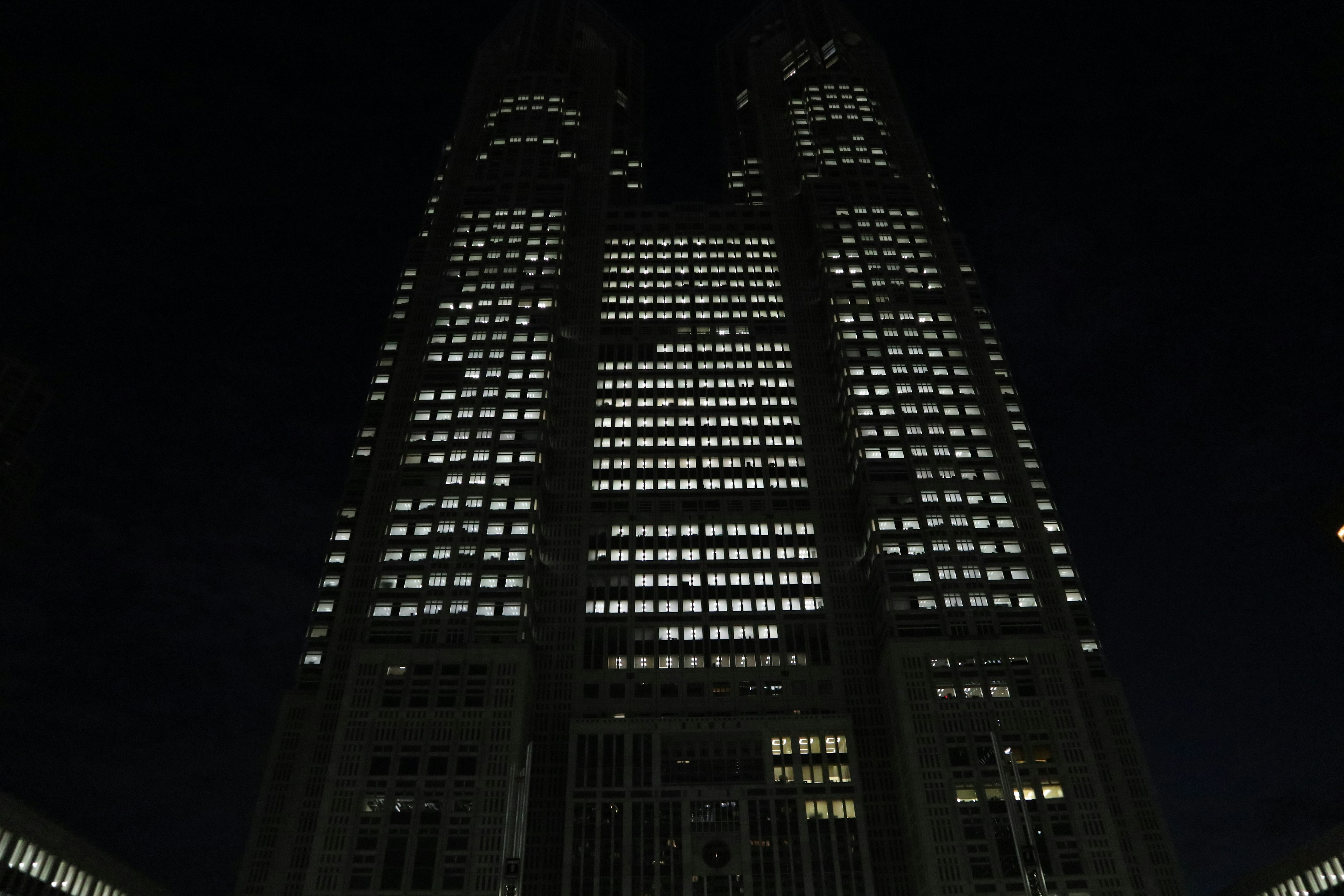 Vista esterna del palazzo del governo metropolitano di Tokyo di notte