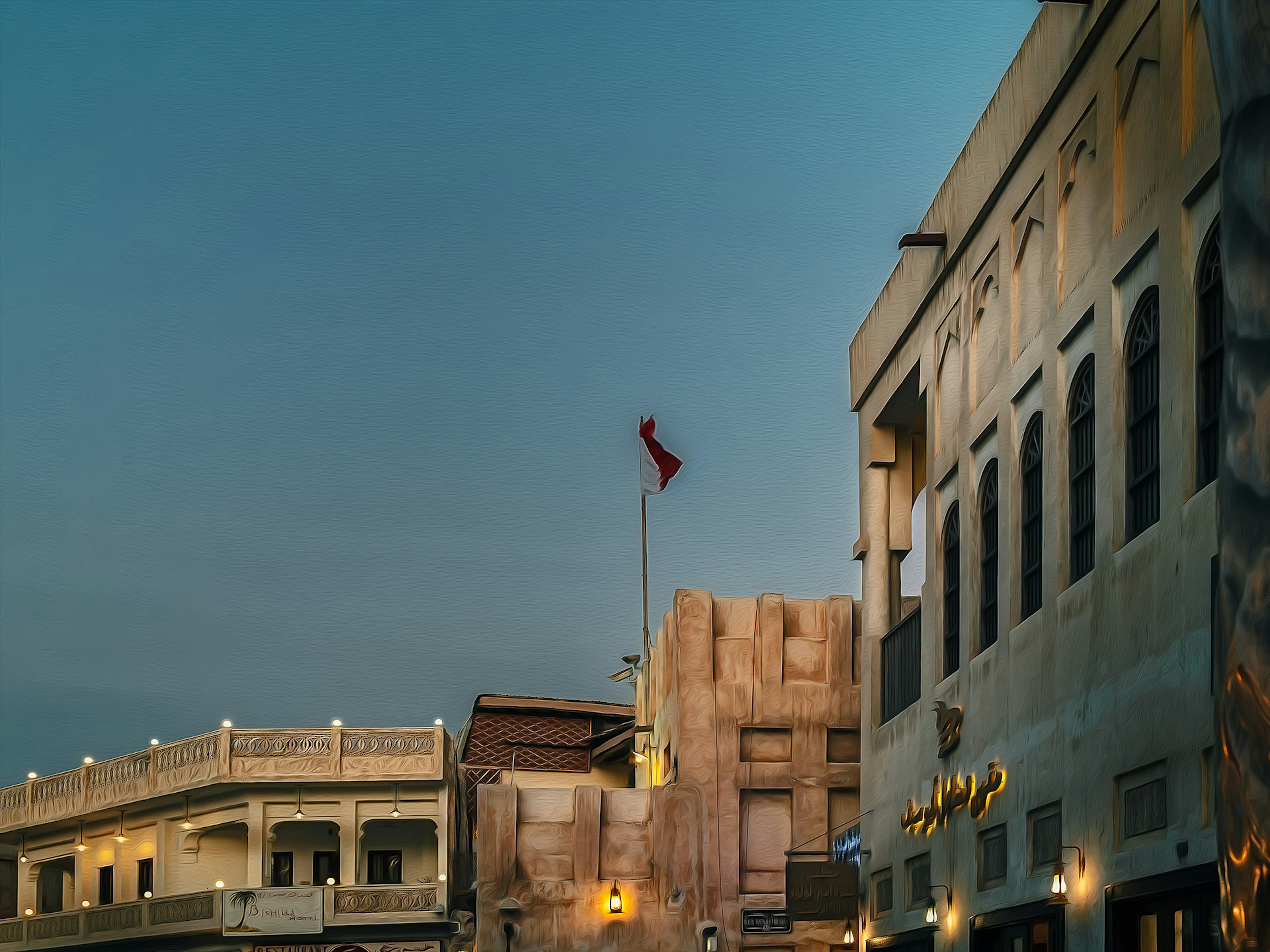 Historische Gebäude in Katar bei Dämmerung mit einer Flagge