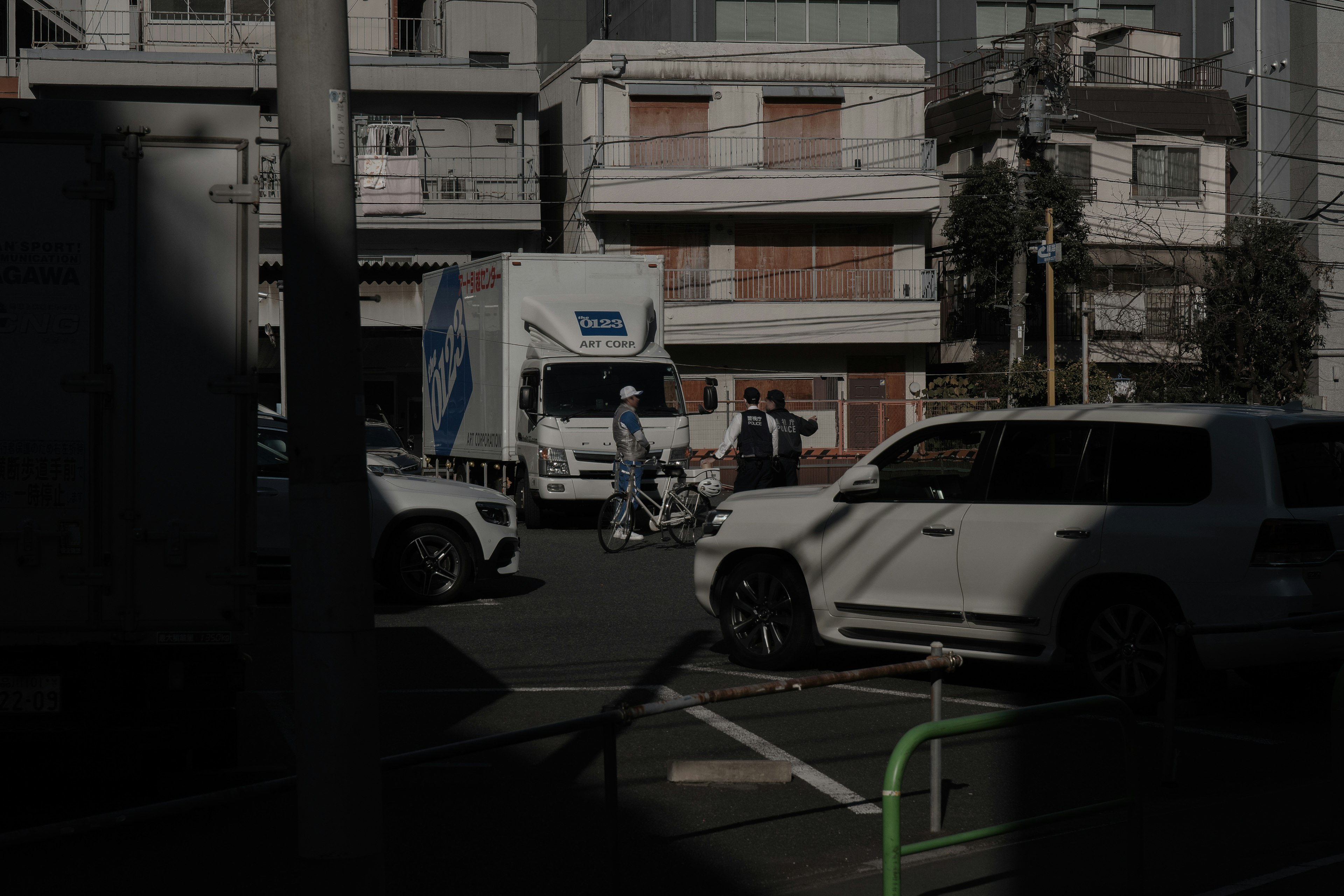 街の交差点にあるトラックと車両の交通状況