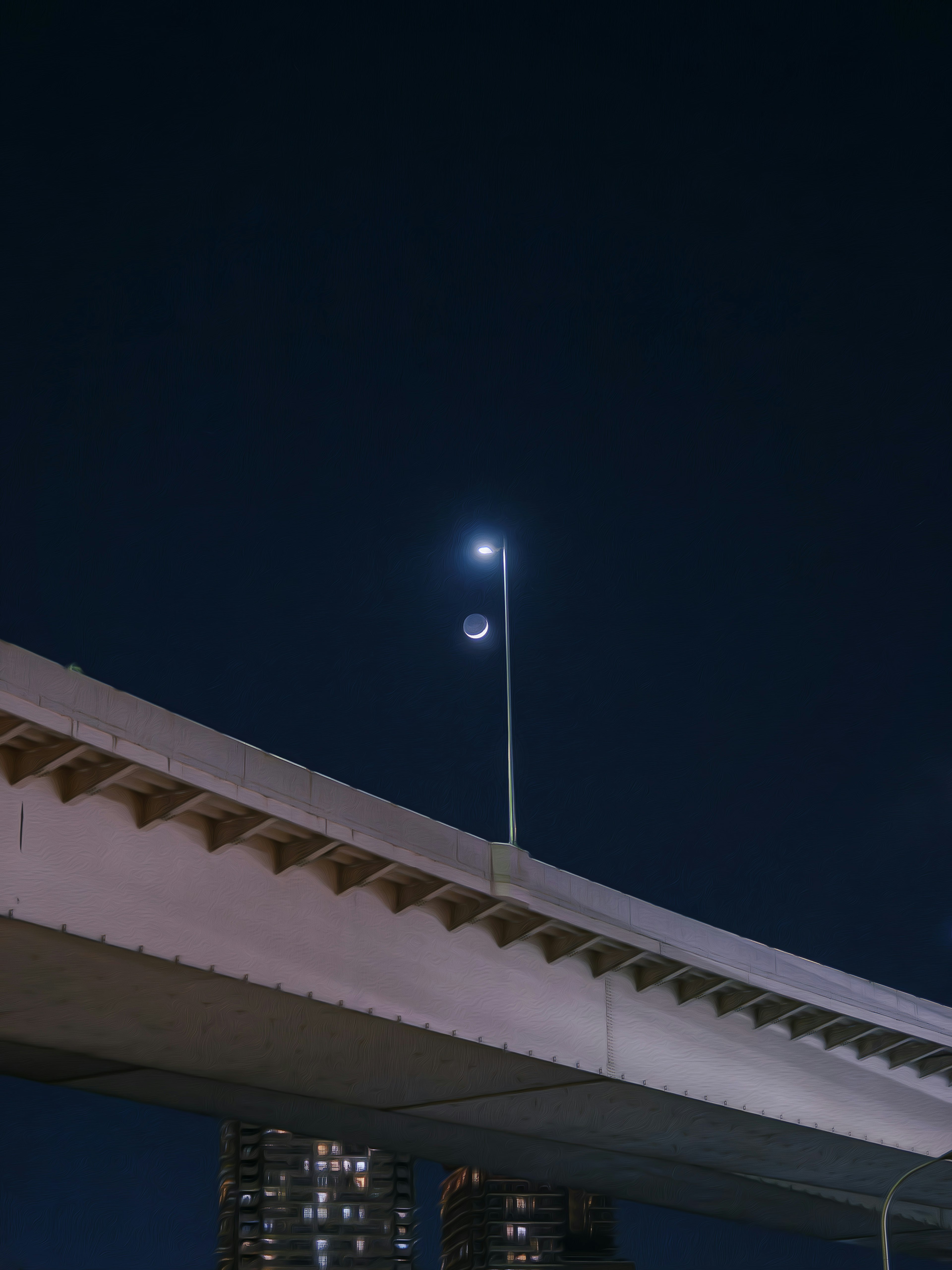 Gambar jembatan tinggi dengan lampu jalan dan bulan di langit malam