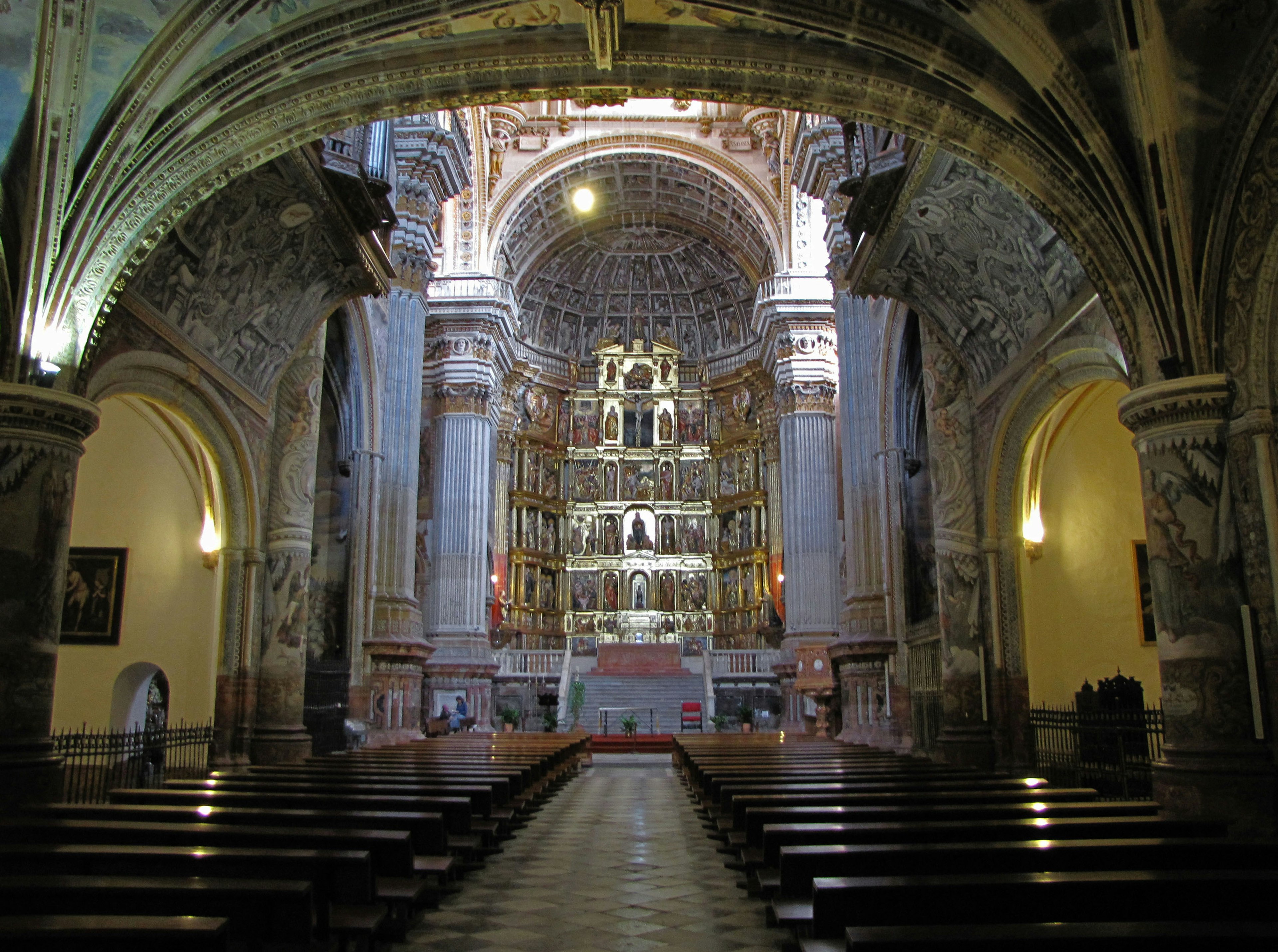 Intérieur d'une belle église avec un autel orné et un plafond voûté