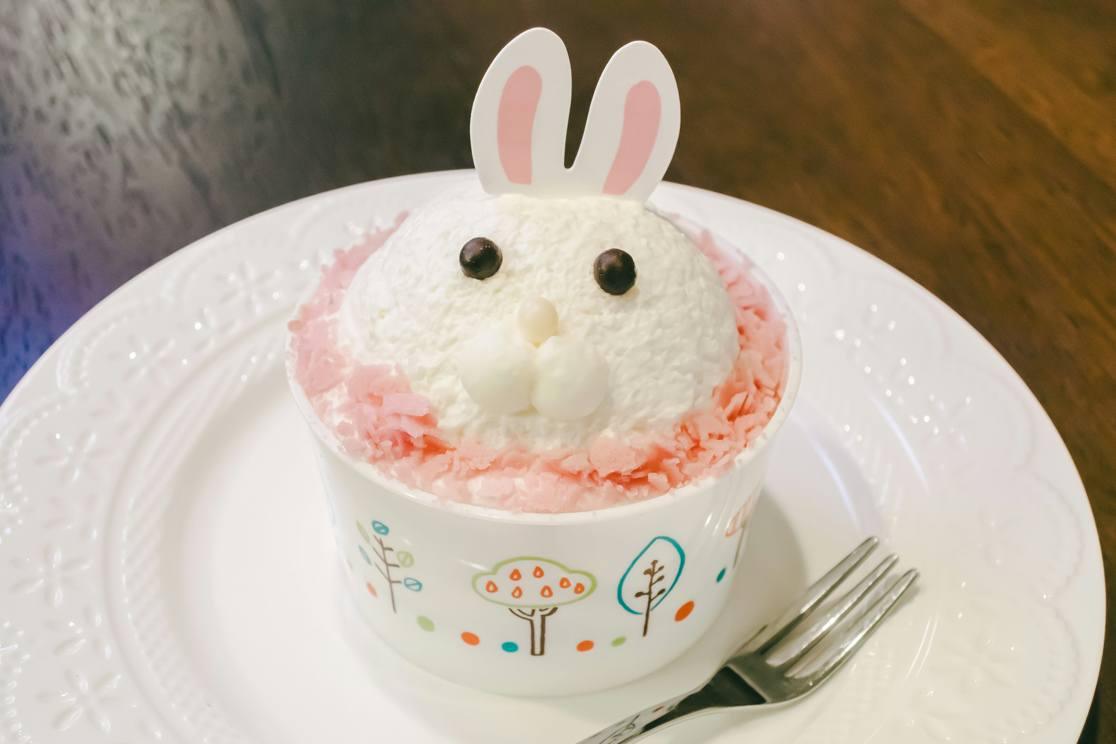 Dessert en forme de lapin servi sur une assiette blanche